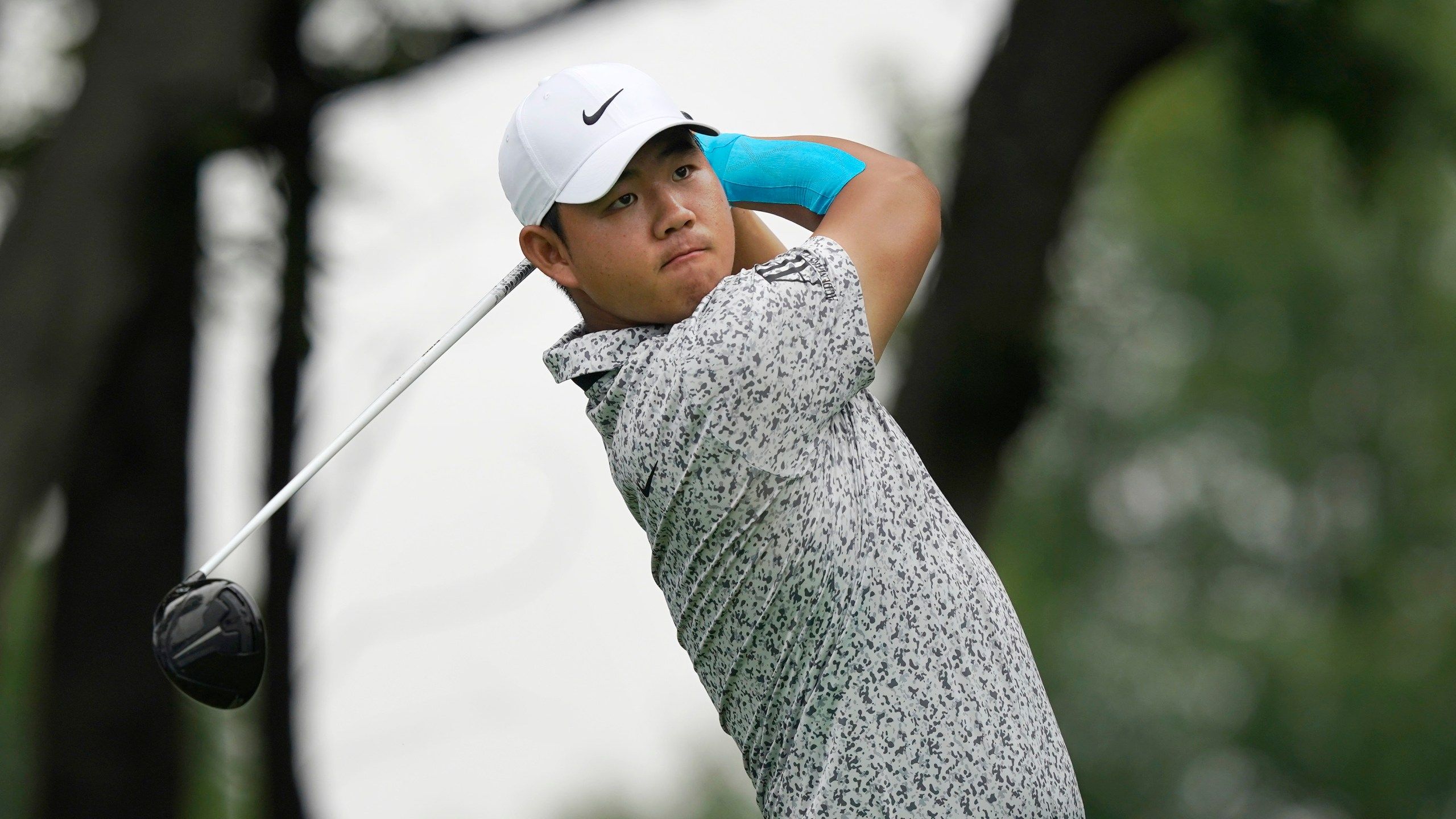 2560x1440 Tom Kim emerges muddy in failed and viral bid to retrieve ball at PGA Championship