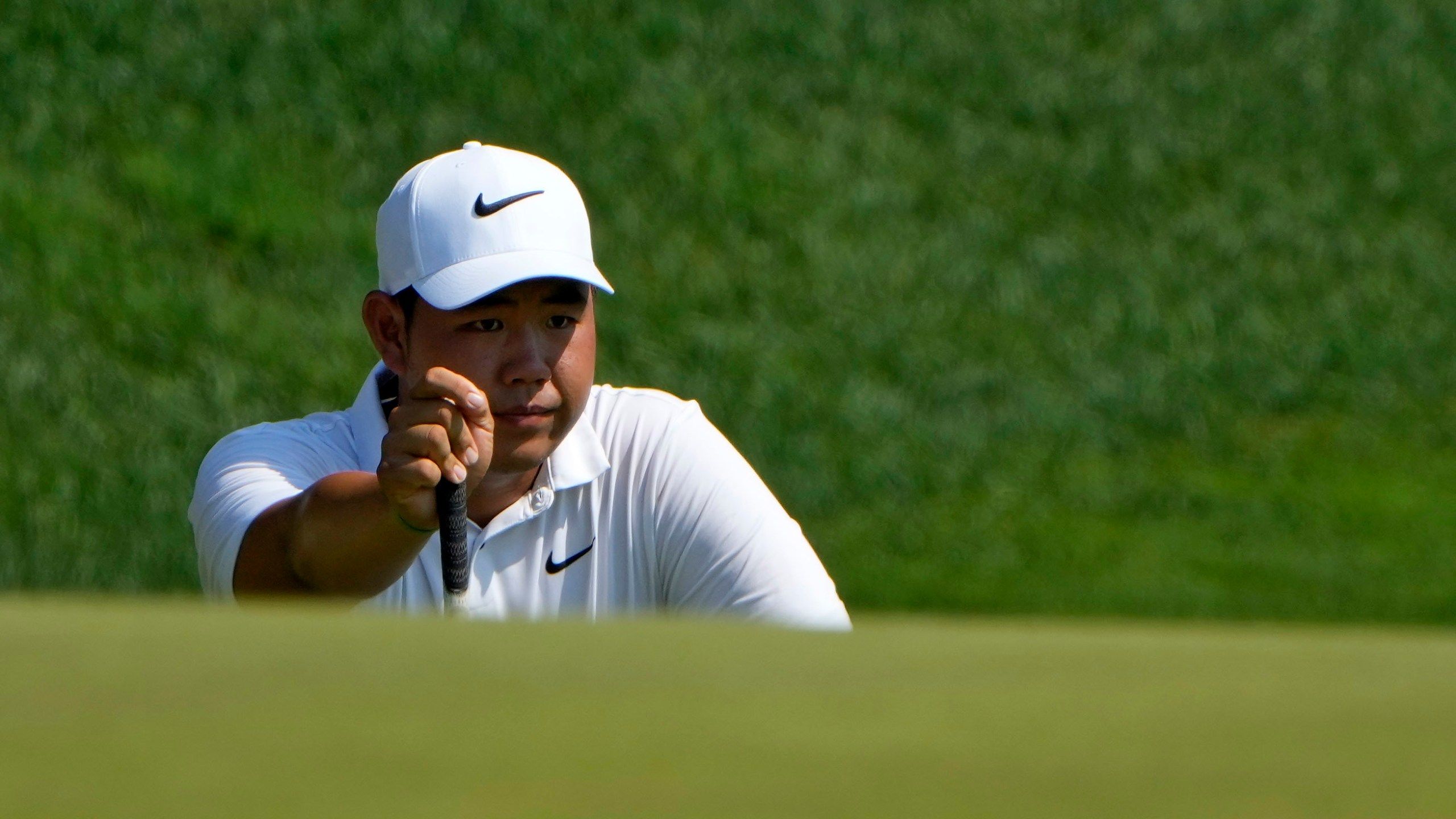 2560x1440 Tom Kim shoots 62 to lead Travelers, with world No. 1 Scottie Scheffler 3 shots behind