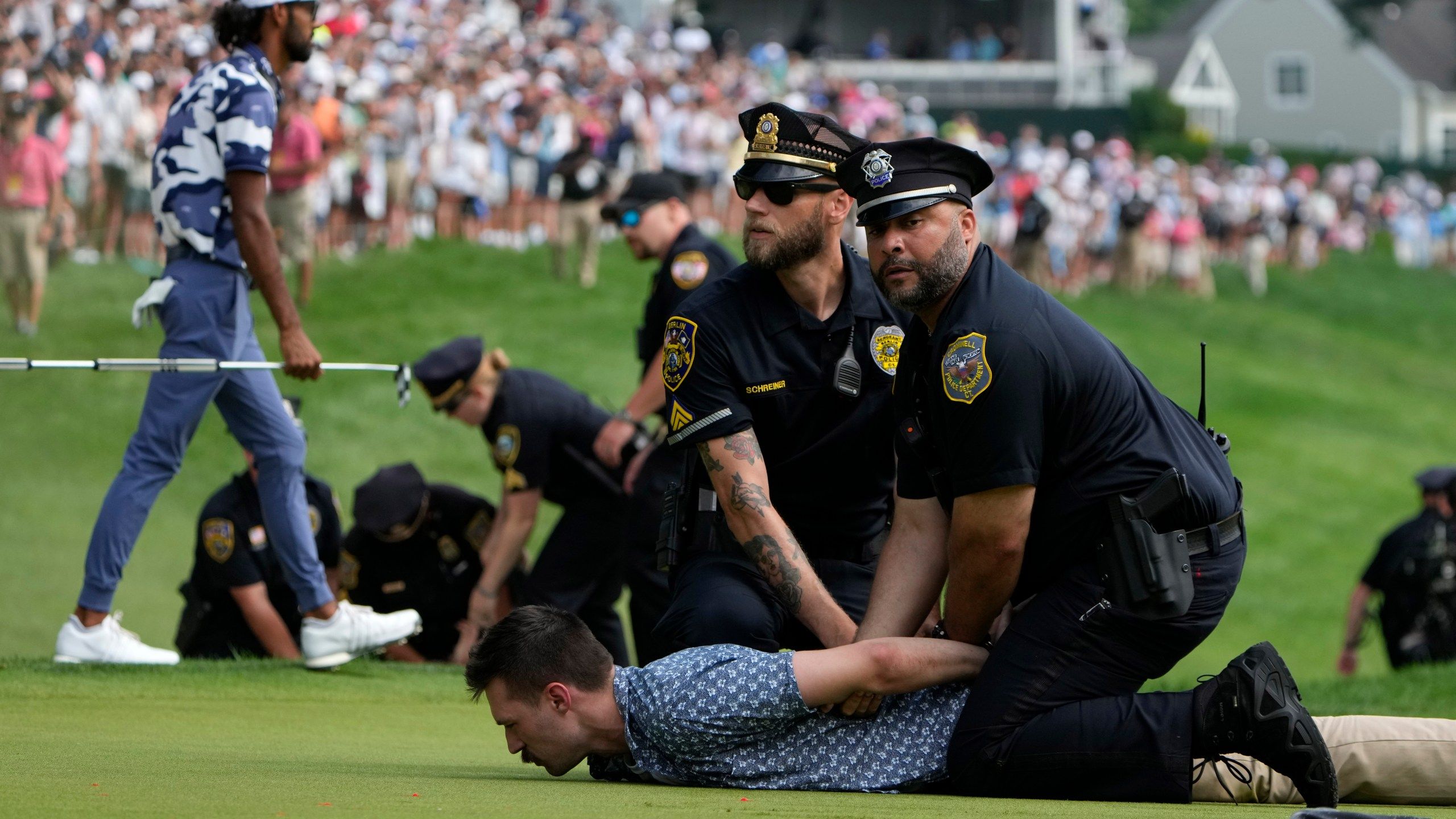 2560x1440 Scottie Scheffler outlasts protest on 18th green, Tom Kim to win Travelers for 6th victory of year