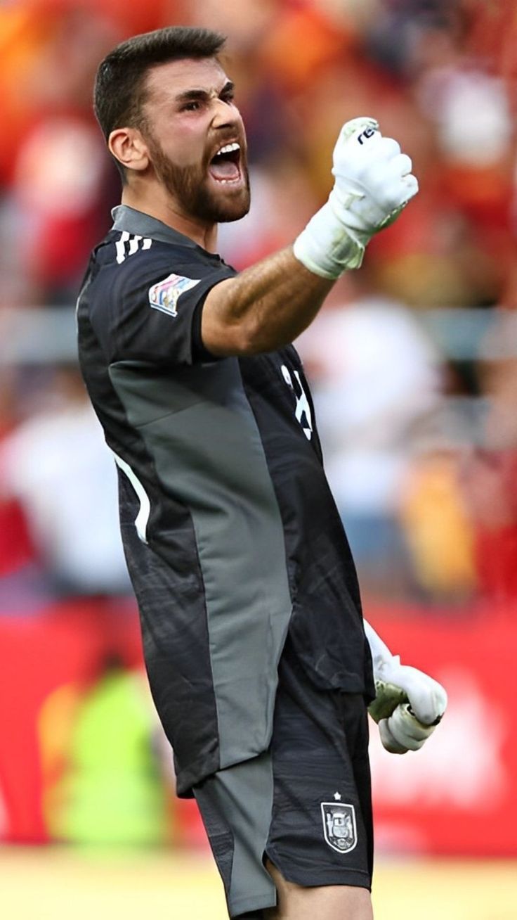 736x1308 Unai Simón