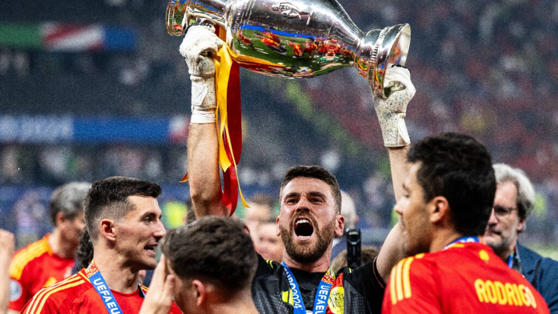 1920x1080 Unai Simón entrega la medalla de campeón a su madre nada más recibirla