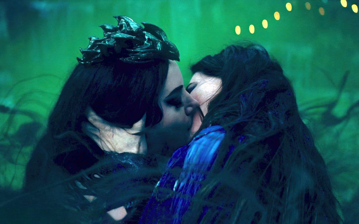 1200x750 Agatha's KISS OF DEATH with Rio!