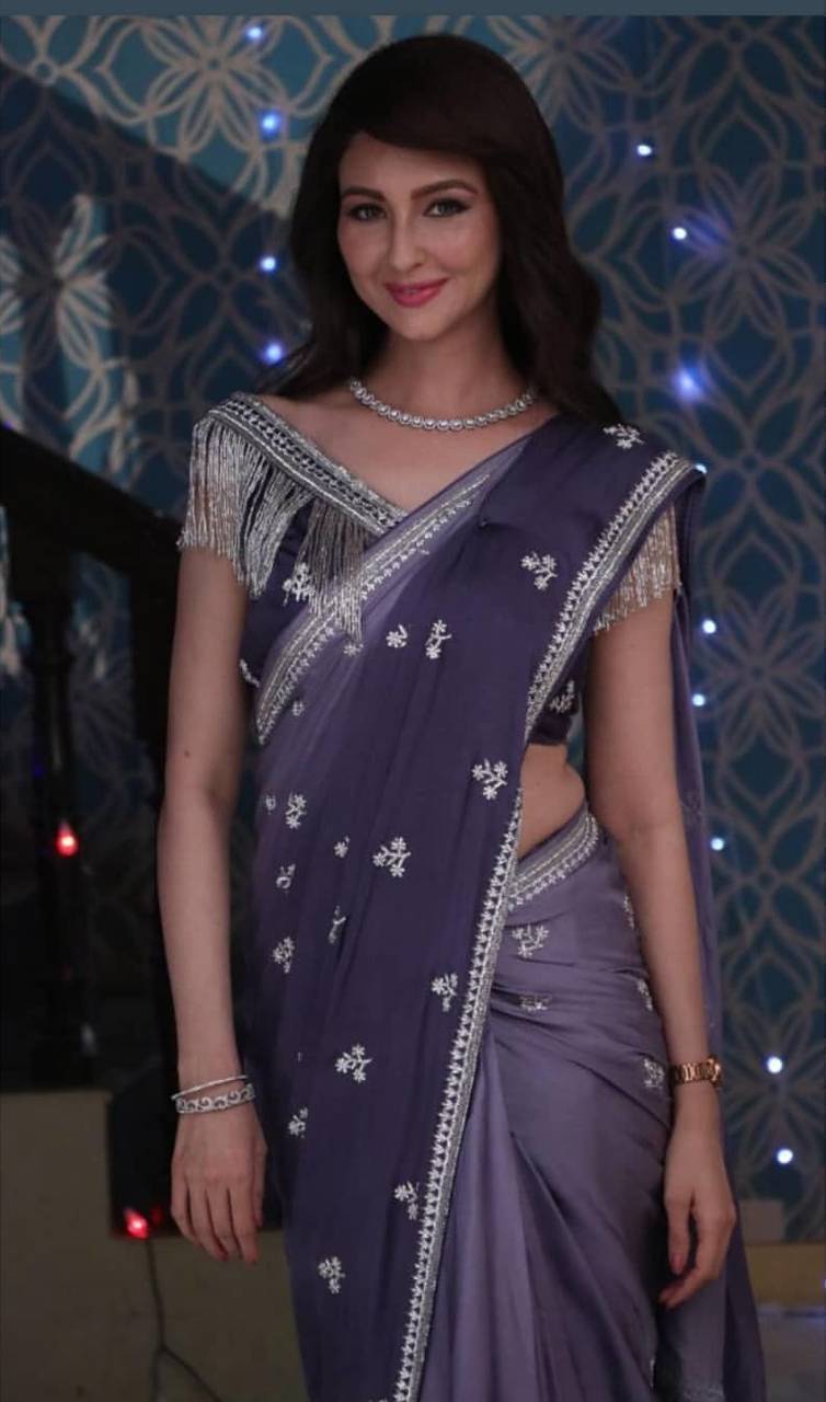 754x1280 Saumya Tandon Wallpaper