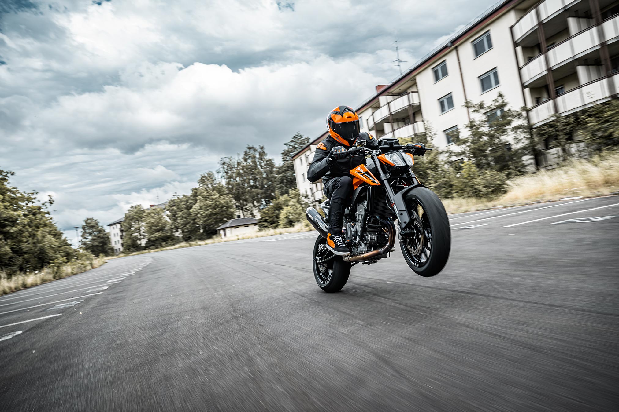 2024x1349 KTM 790 Duke Guide