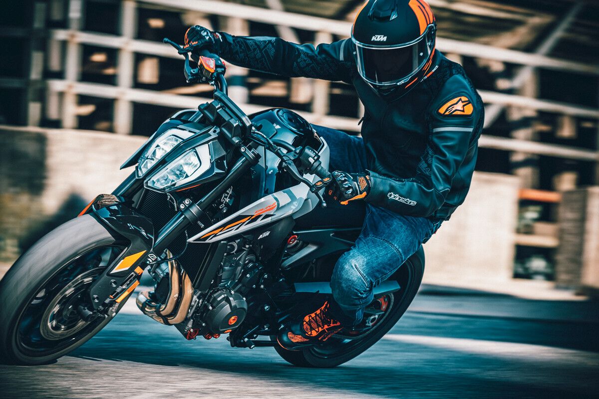 1200x800 Canada KTM LAUNCHES THE 2023 LC8 and LC8c DUKE