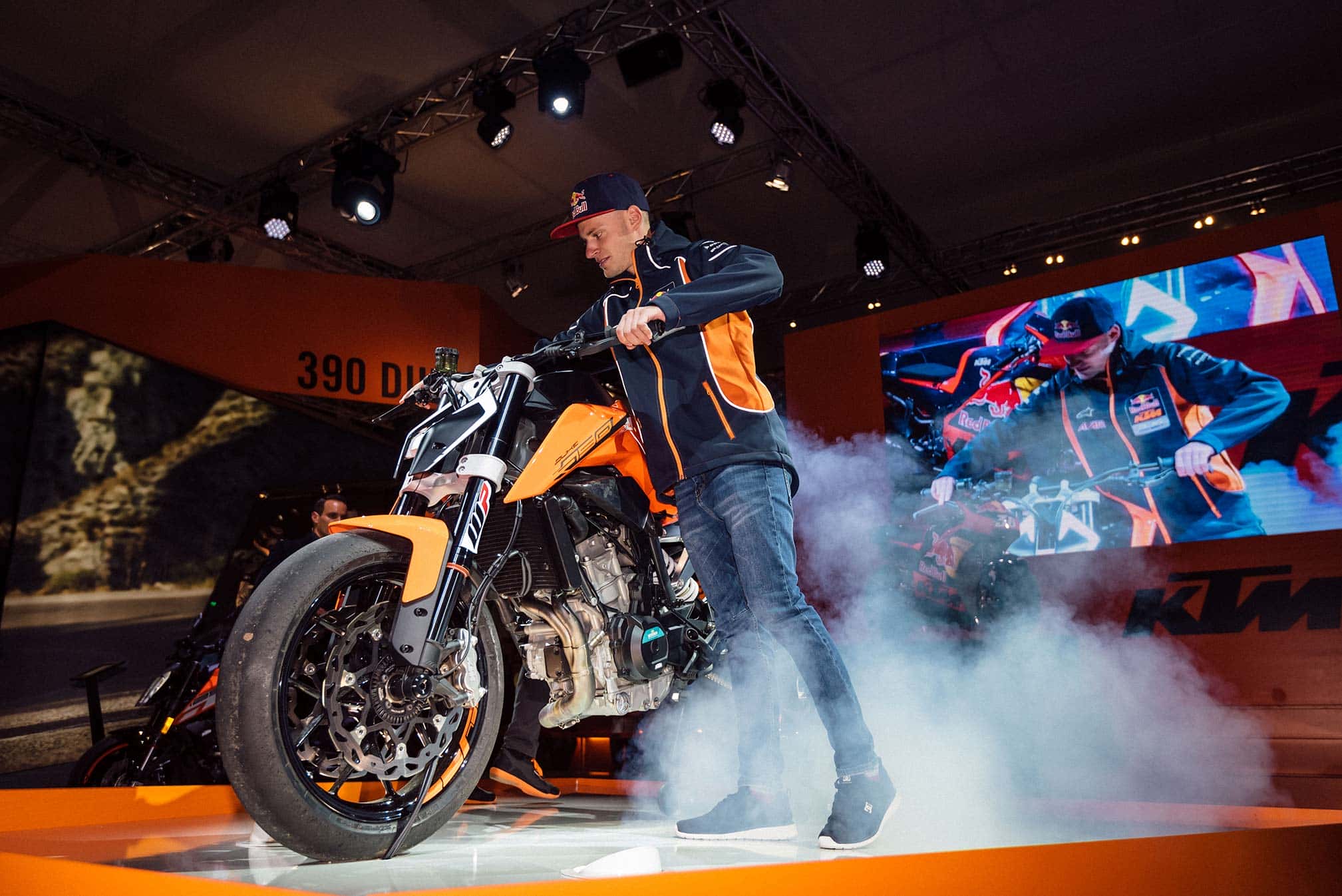 2017x1346 KTM 790 Duke The Scalpel Review