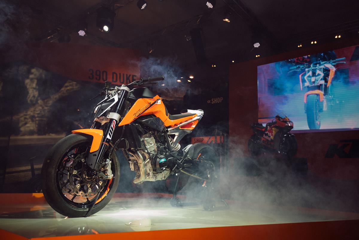 1200x801 Video: KTM Shows The 790 Duke In Tire Shredding Action