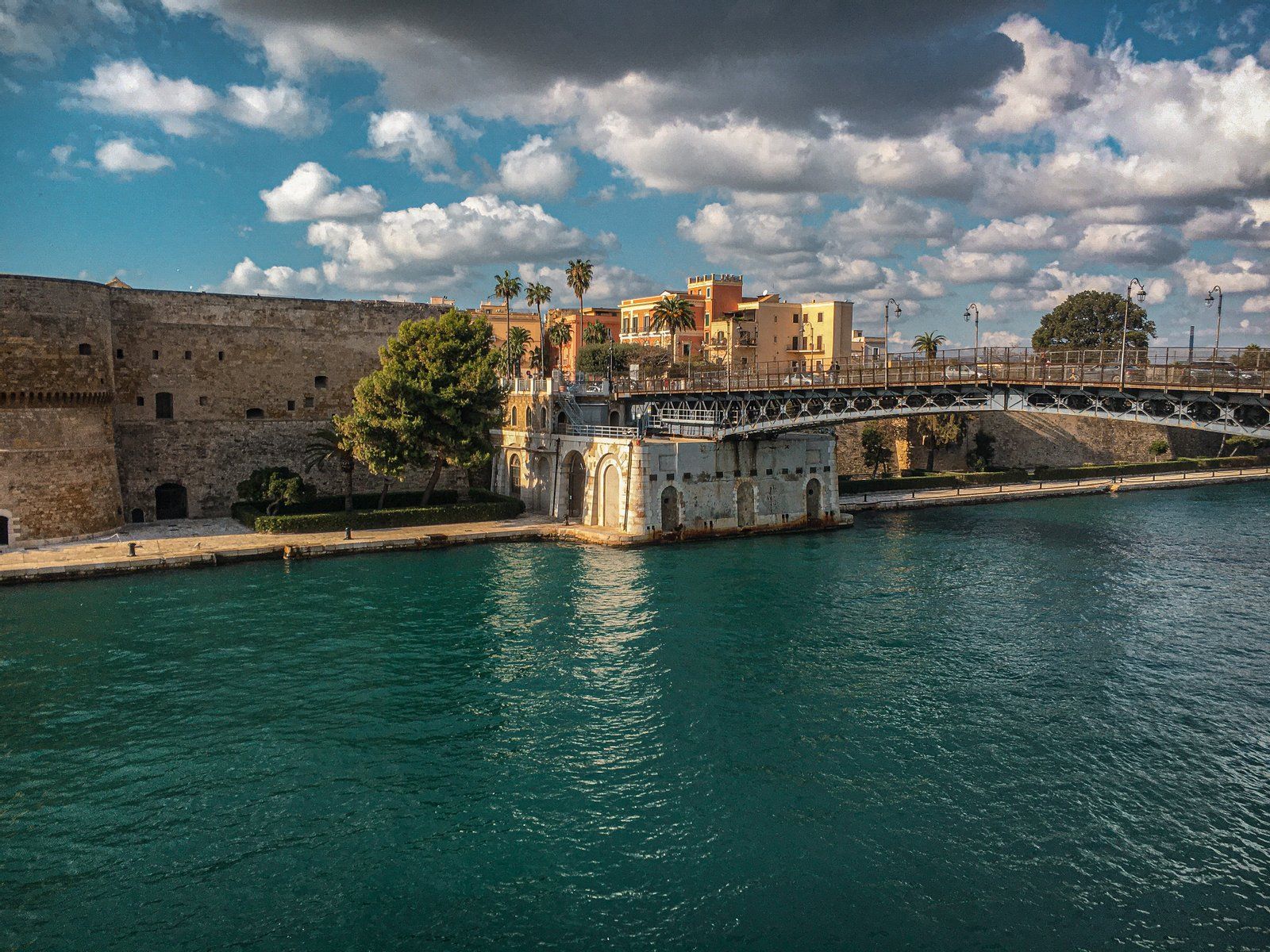 1600x1200 Taranto port, modern seafood, eternal beaches