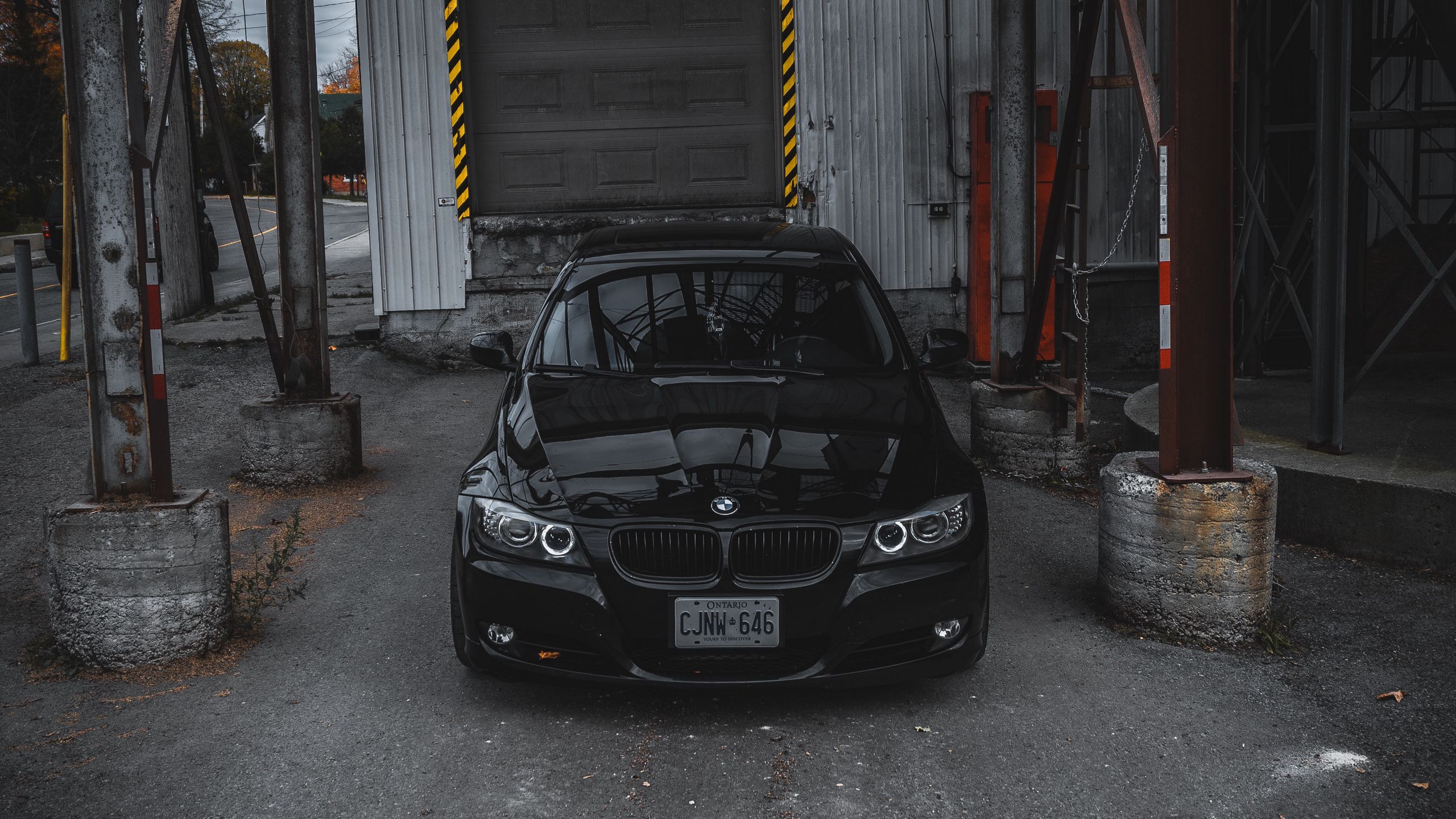 2560x1440 Download wallpaper 2560x1440 bmw, car, front view, black, garage widescreen 16:9 HD background