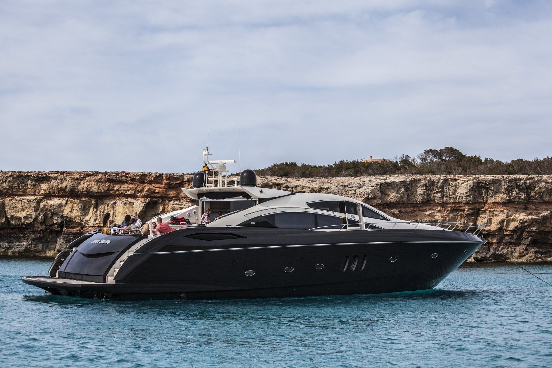1920x1280 Sleek Black Yacht in 4K Ultra HD Vehicle Wallpaperx3767