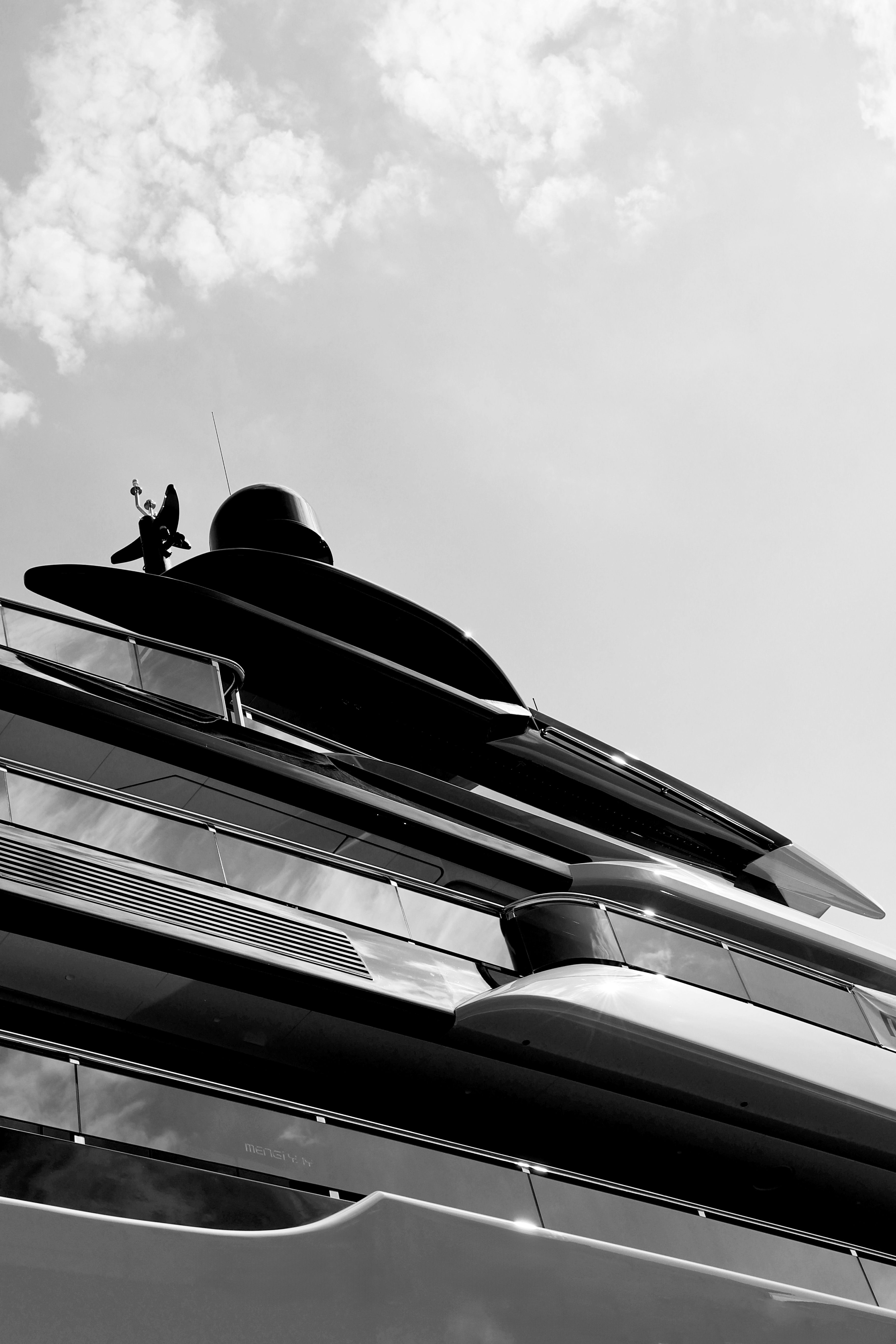 3648x5472 Elegant Black and White Yacht Photography · Free
