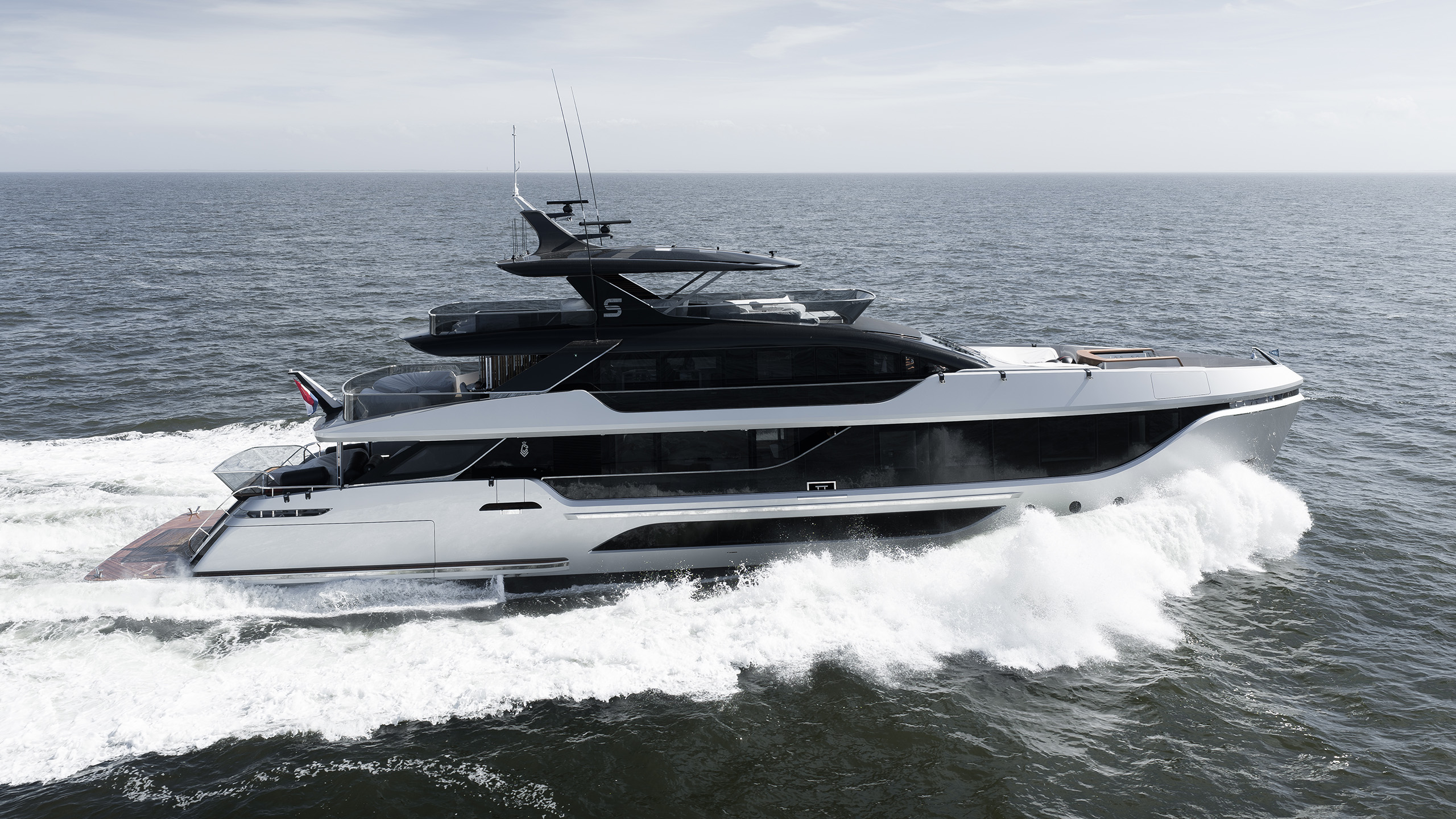 2560x1440 Shine. Van der Valk Shipyard