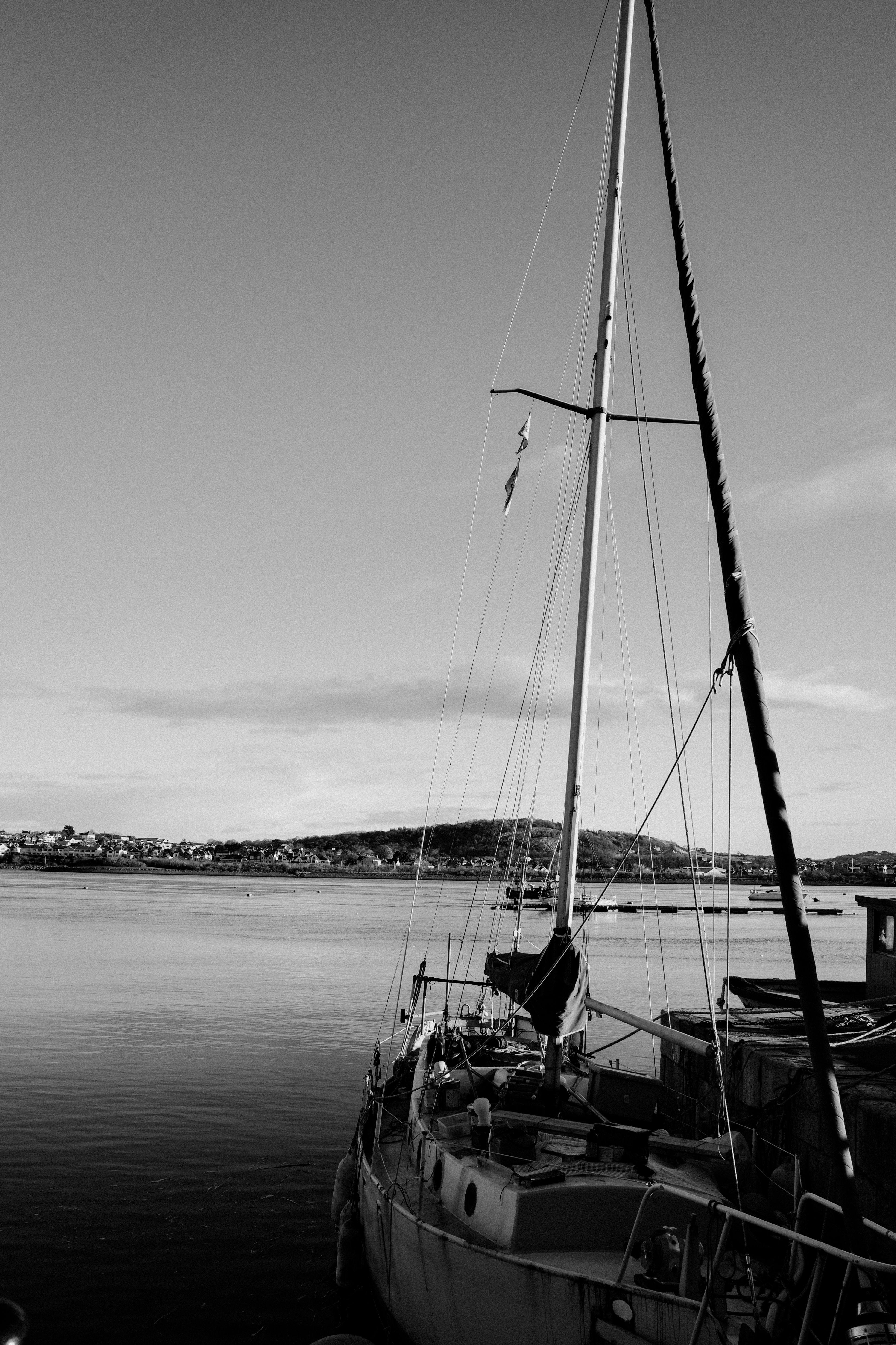 3890x5835 Serene Black and White Image of Yacht in Conwy Harbor · Free