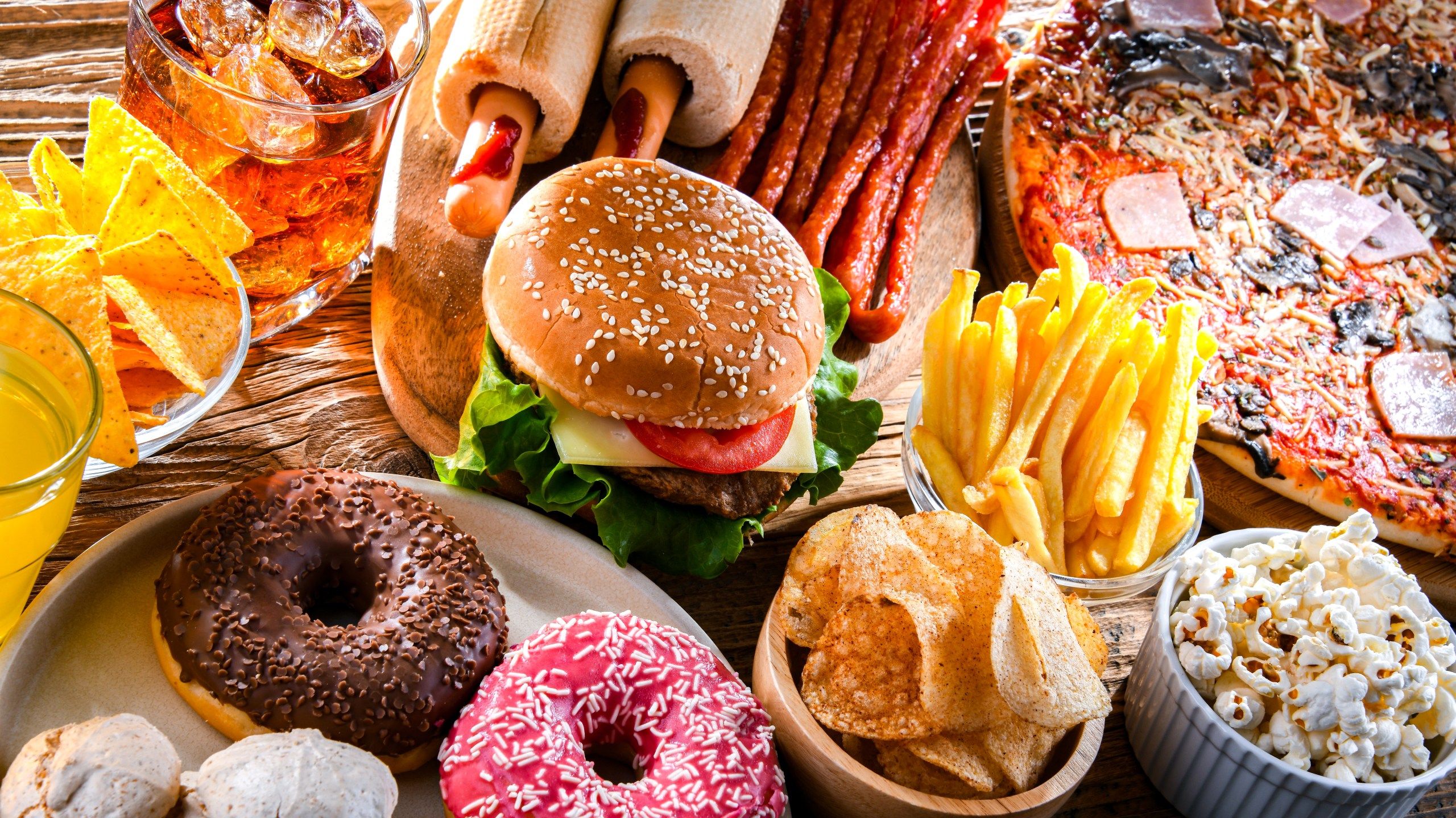 2560x1440 Junk Food vs. Whole Foods: Understanding the nutritional differences