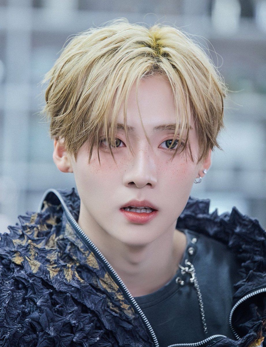 922x1200 look at that perfect face