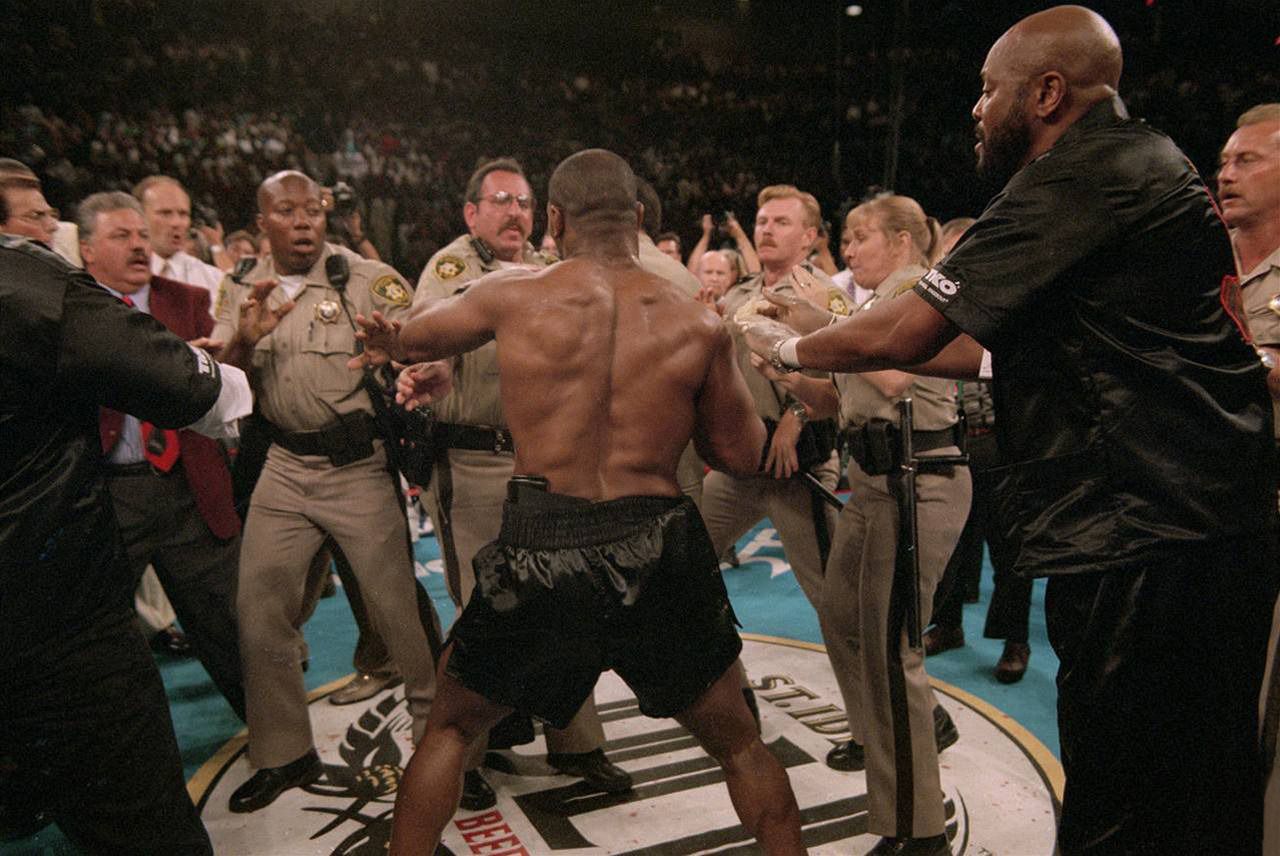 1280x856 Mike Tyson vs the police officers in this photo