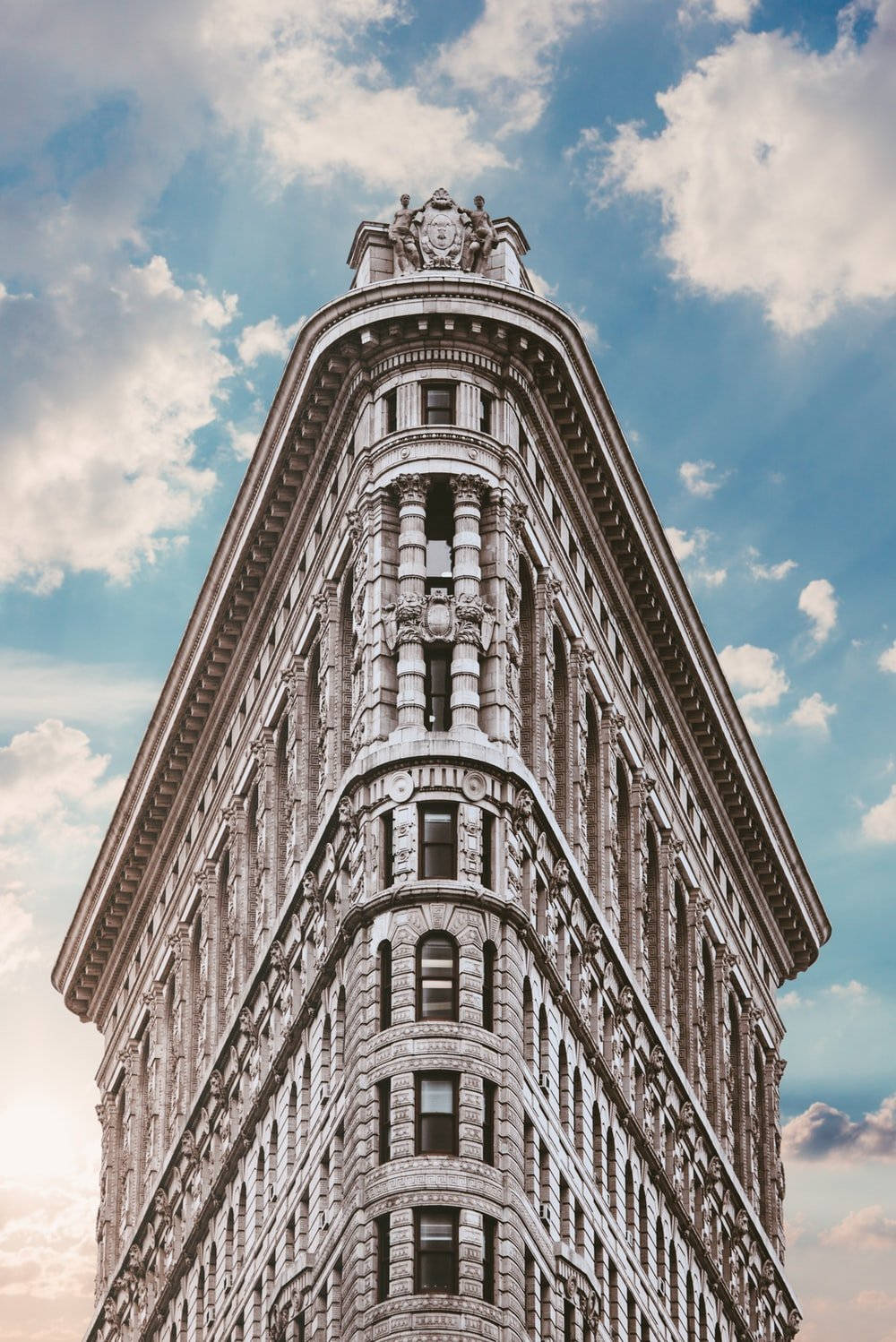1000x1498 Download Flatiron Building Cloudy Blue Sky Wallpaper