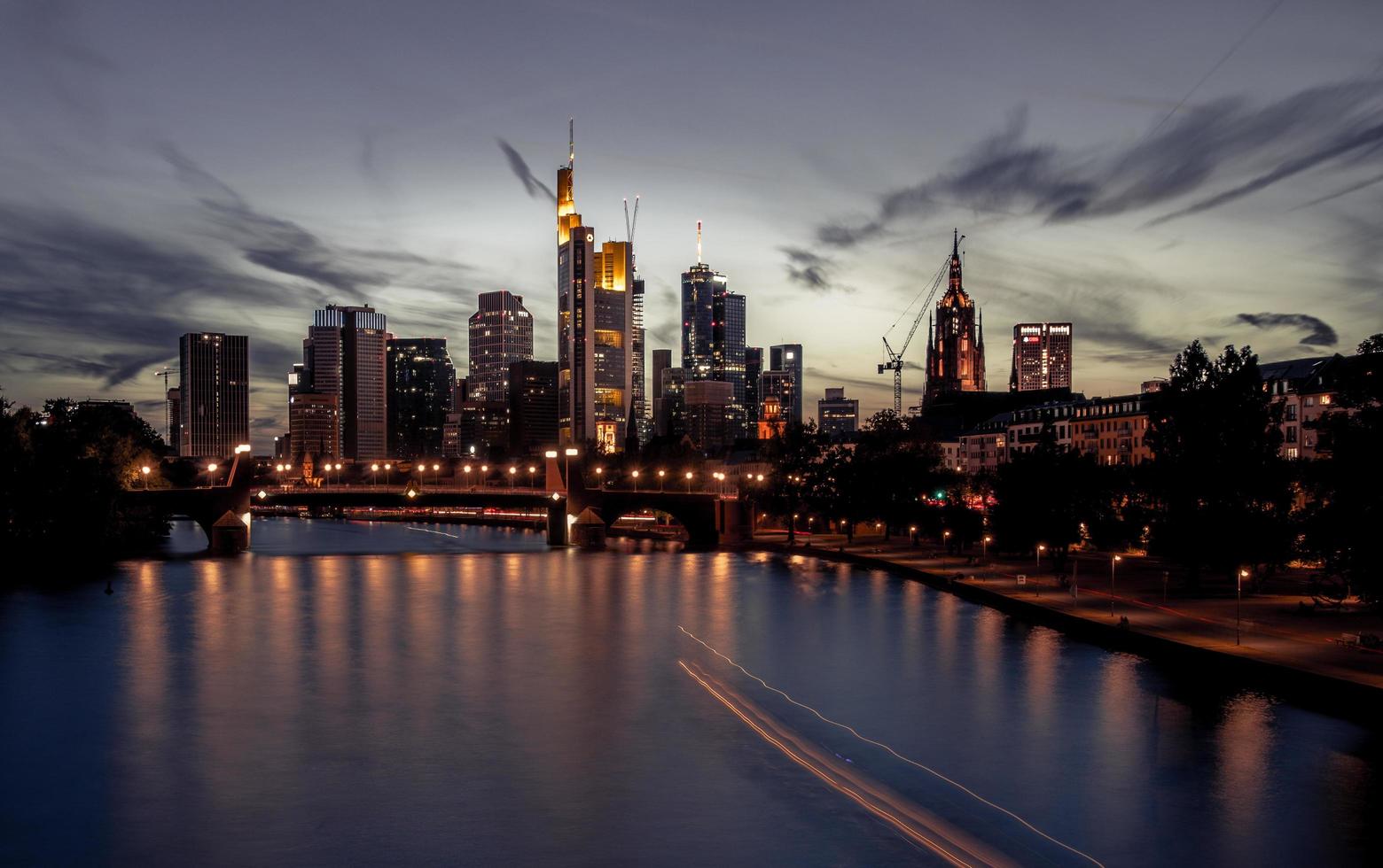 1560x980 Frankfurt skyline at sunset
