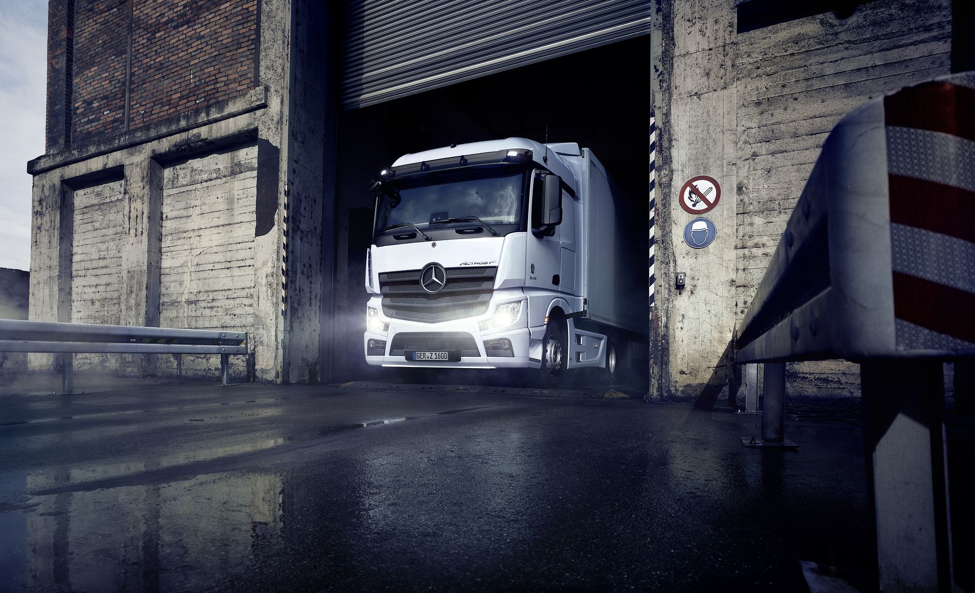 1920x1168 New truck models of the Actros range now available for order: sales start of Actros F and Edition 2