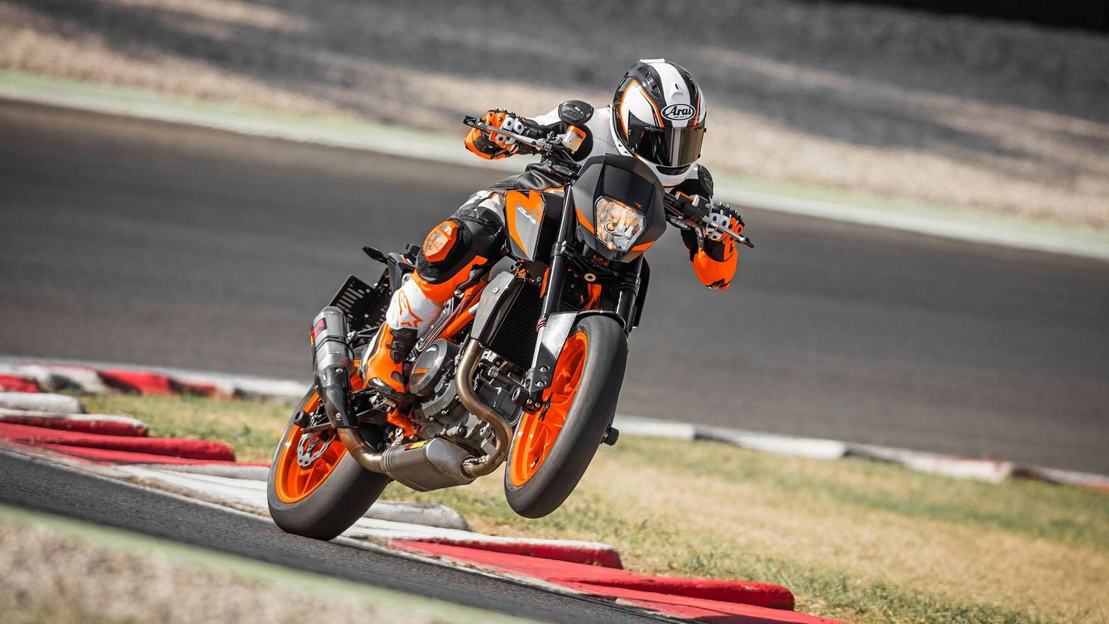 1600x900 The Beloved KTM 690 Duke Is Coming Back To Challenge The Yamaha MT 07 And Triumph Trident 660