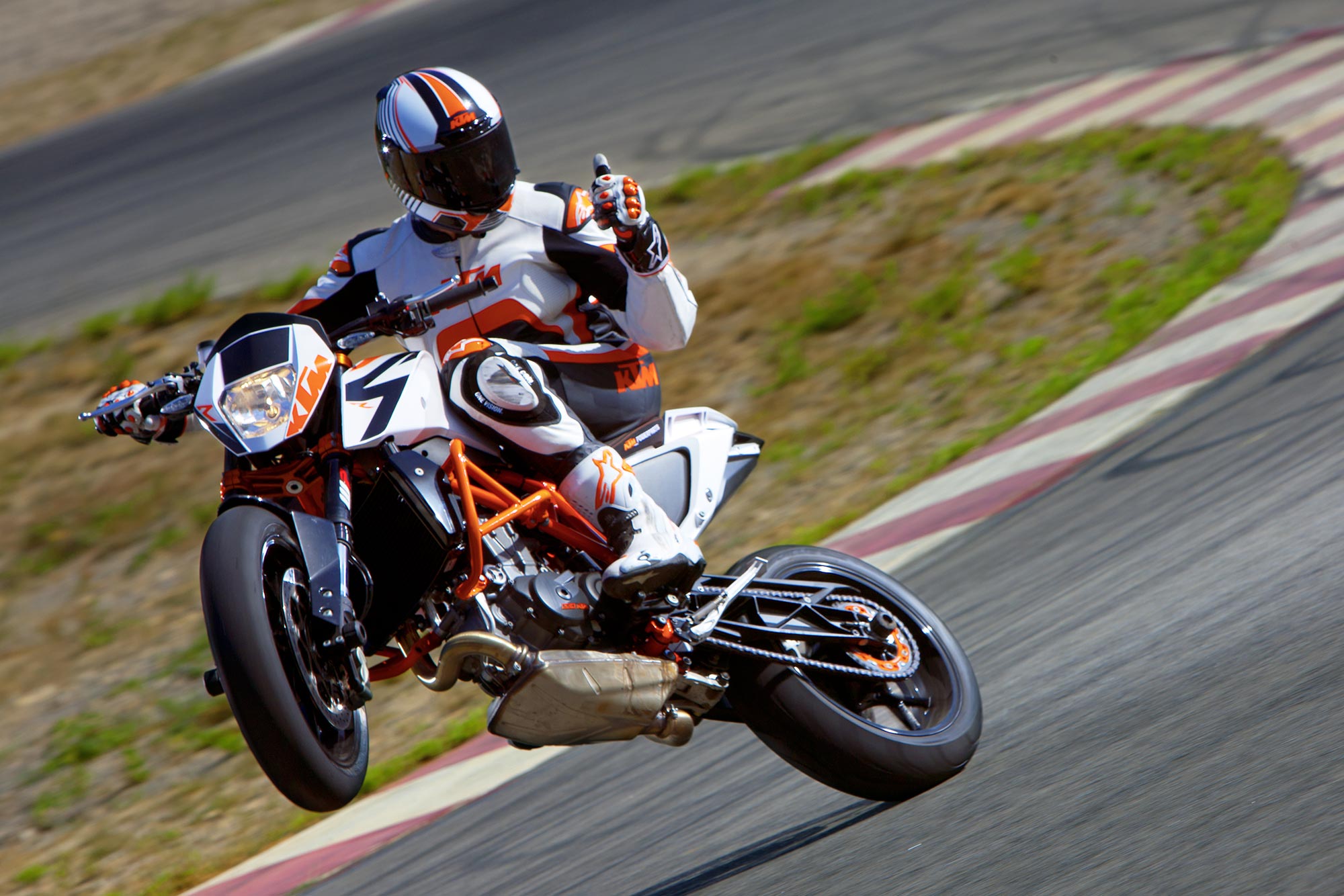 2000x1334 KTM 690 Duke R Come to America & Rubber