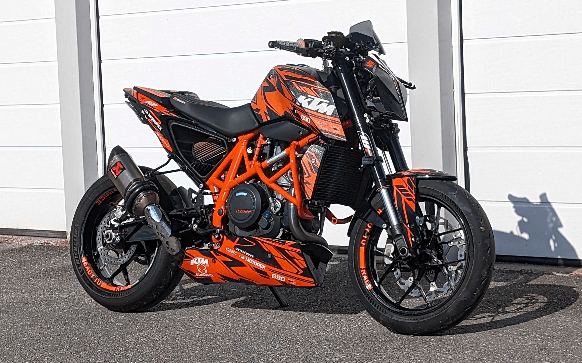 1920x1200 KTM 690 Duke GRAPHICS (Orange)