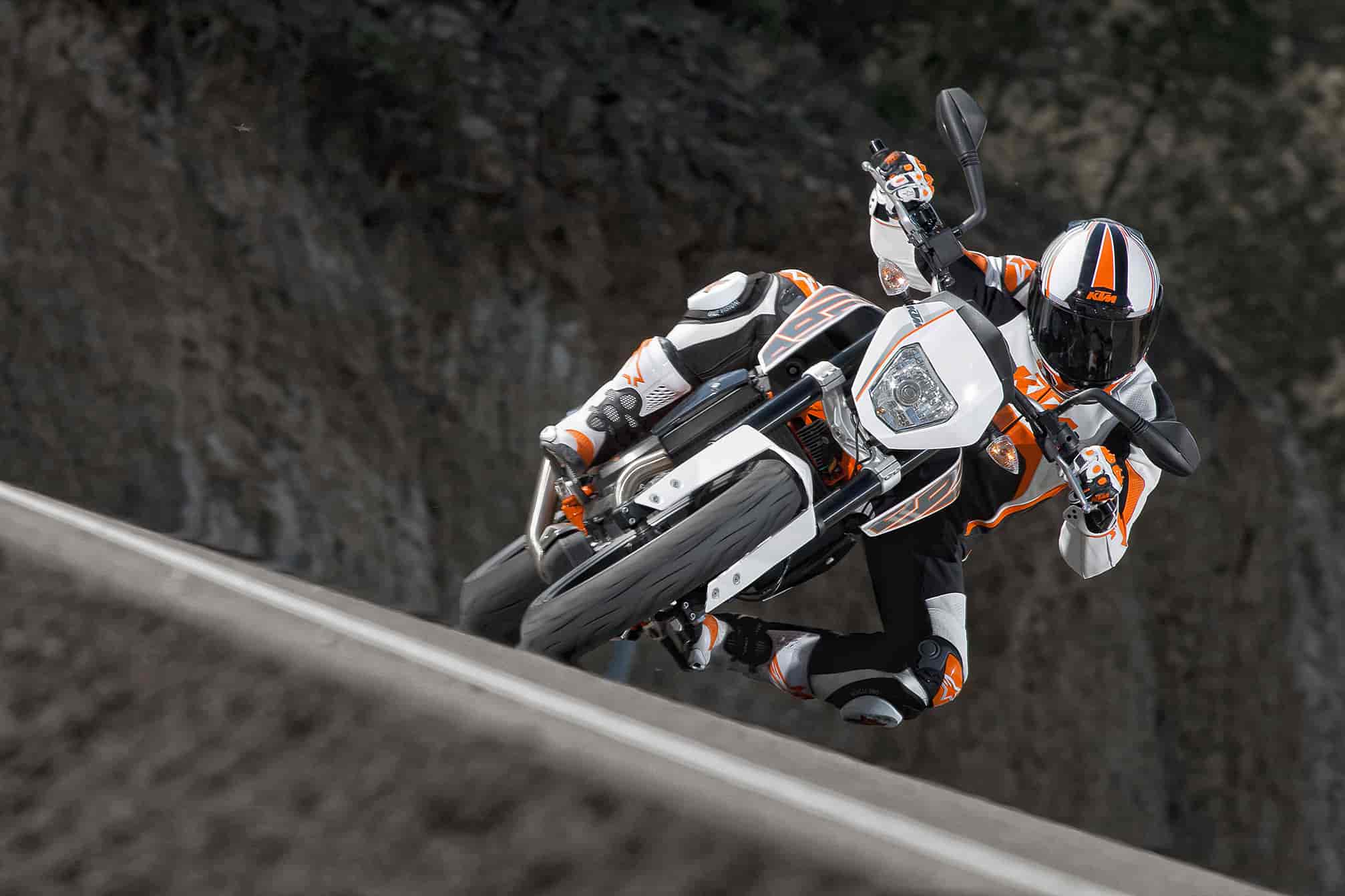 2014x1343 KTM 690 Duke Review