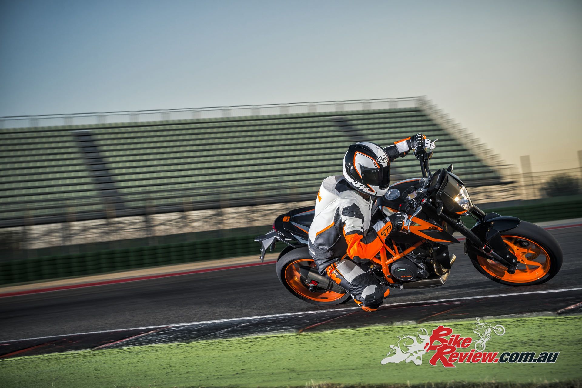 1920x1280 2016 KTM 690 DUKE R Action 04