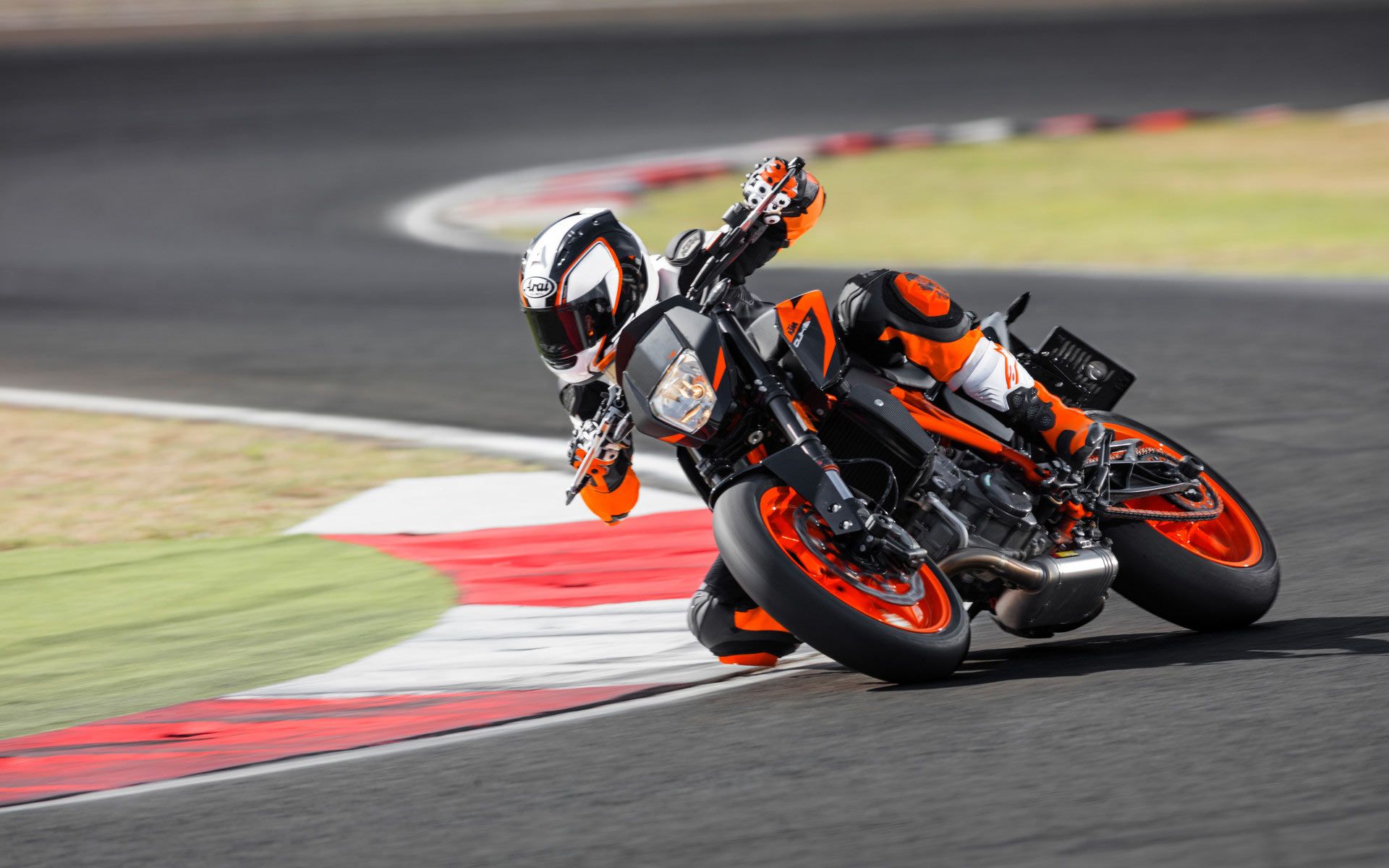 1920x1200 KTM 690 Duke Review