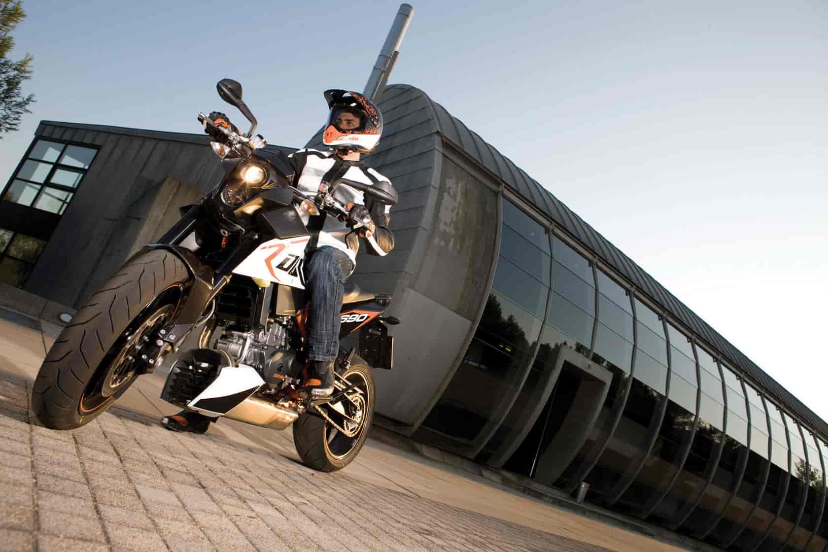 1680x1120 KTM 690 Duke R