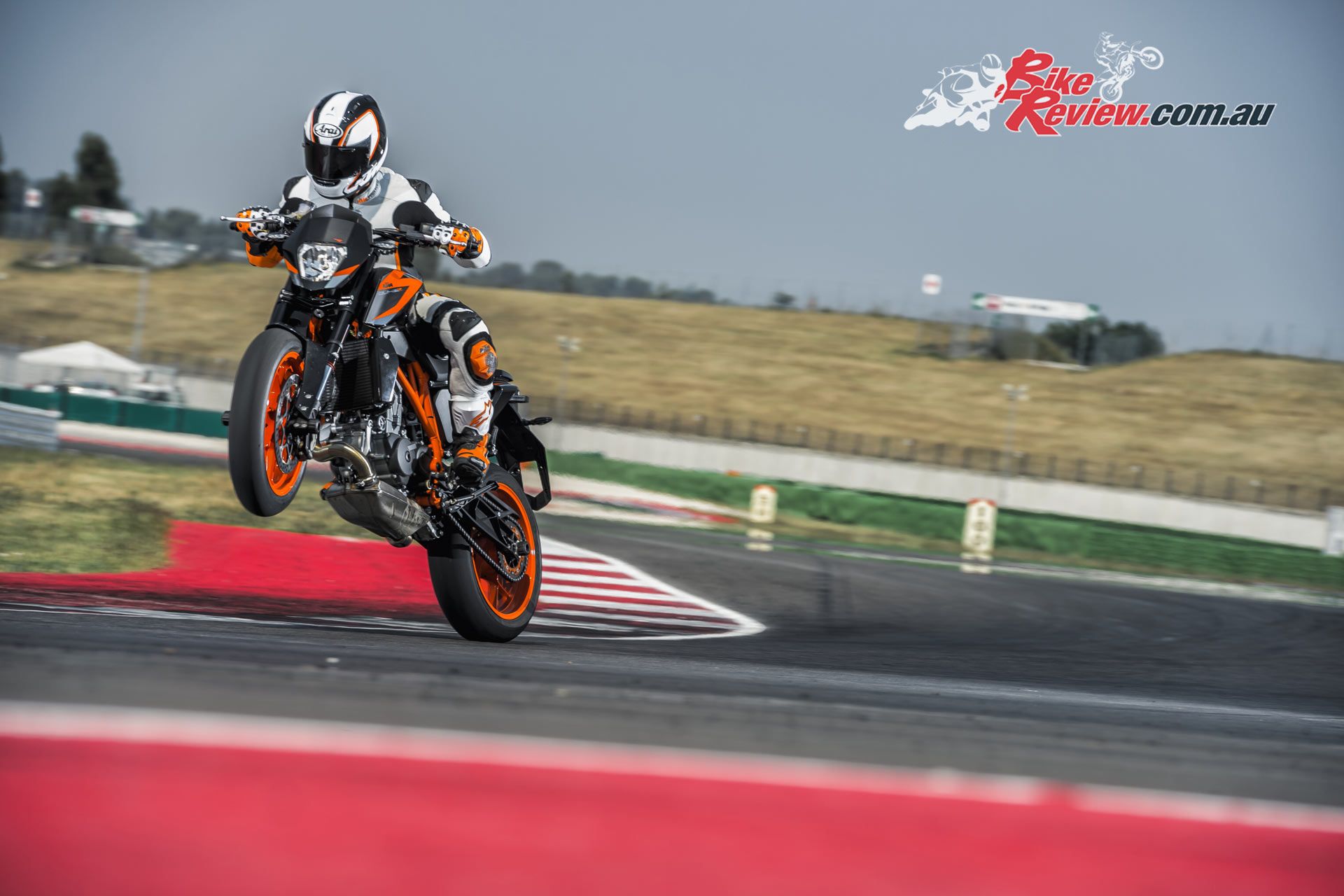 1920x1280 2016 KTM 690 DUKE R Action 05