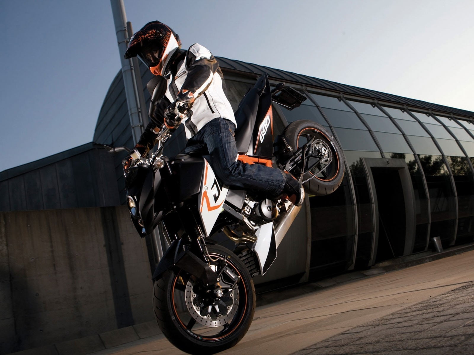 1600x1200 Black and white KTM sports bike, KTM, KTM Duke Stoppie HD wallpaper