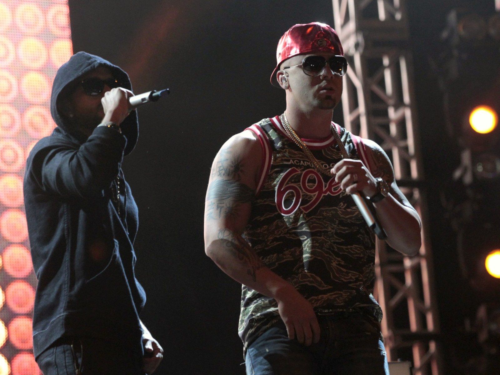1600x1200 Wisin Vs Casper Smart Teleton Puerto Rico Celebrity Flag Football Game: Will Win Charity Match? [VIDEO]