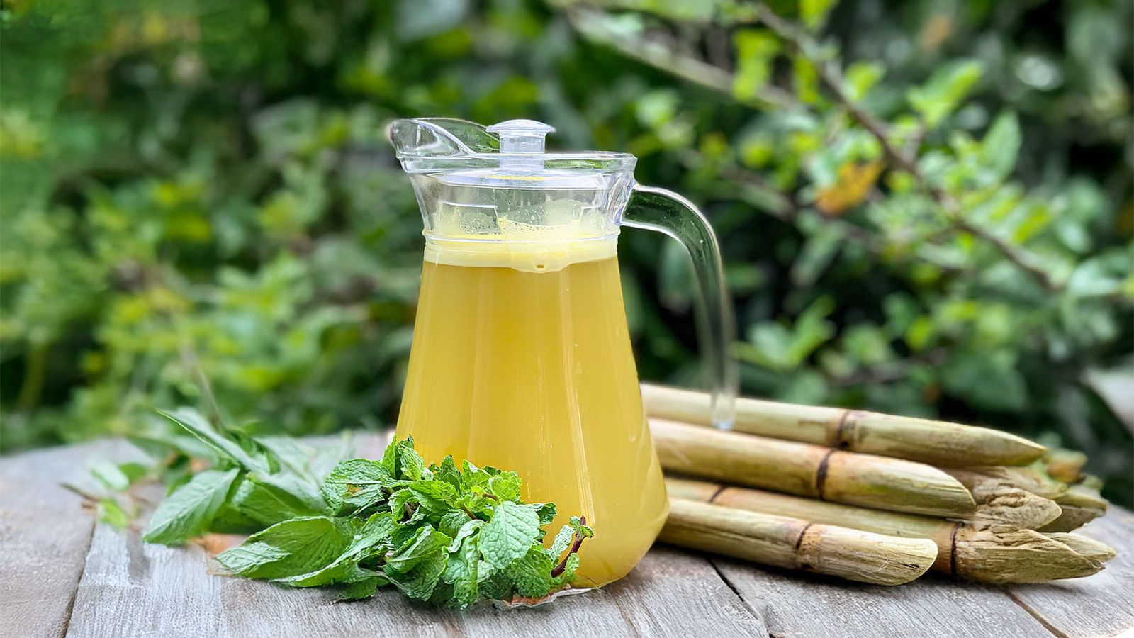 1600x900 Fresh sugarcane juice