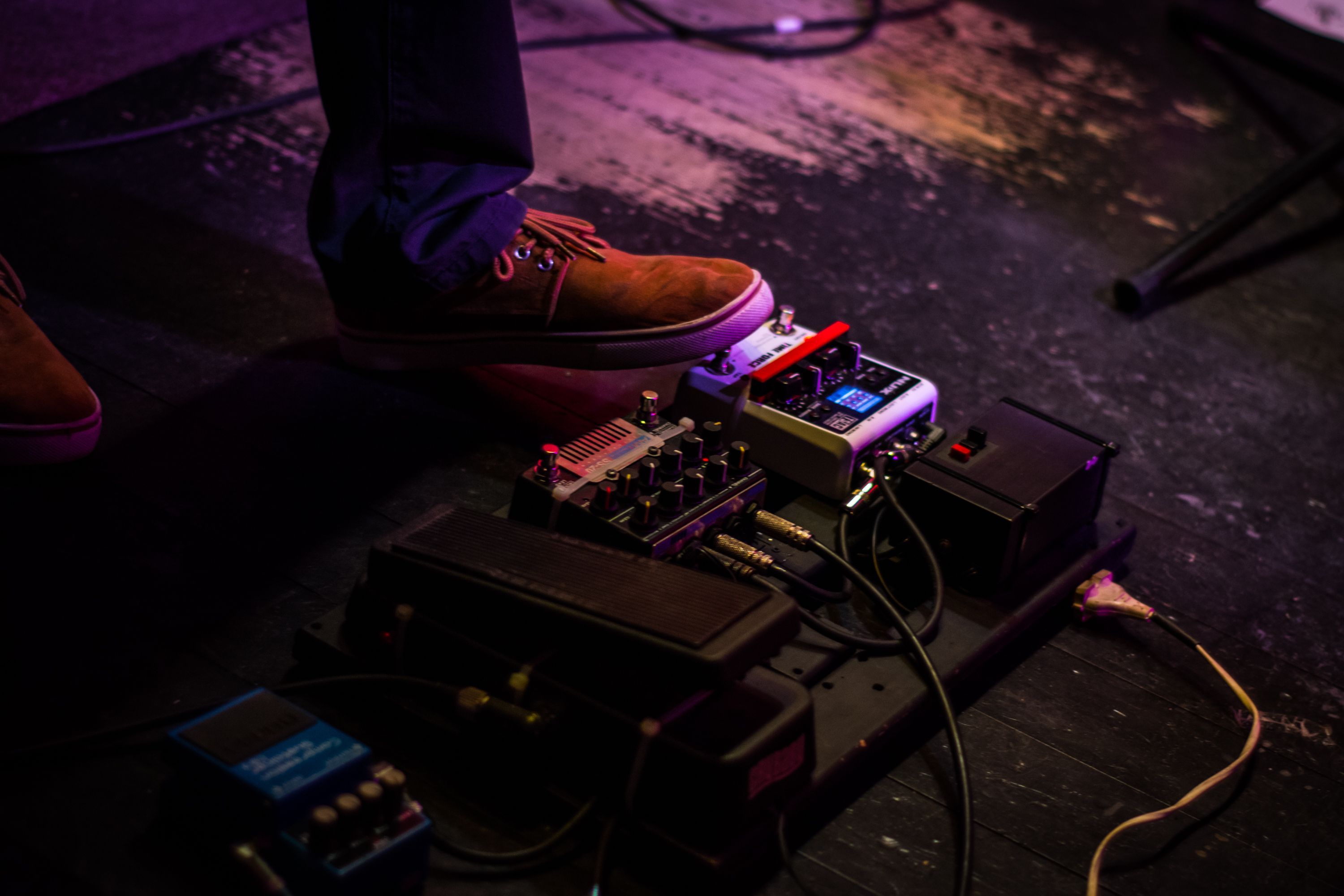 3000x2000 Person Operating Guitar Effects Pedal · Free