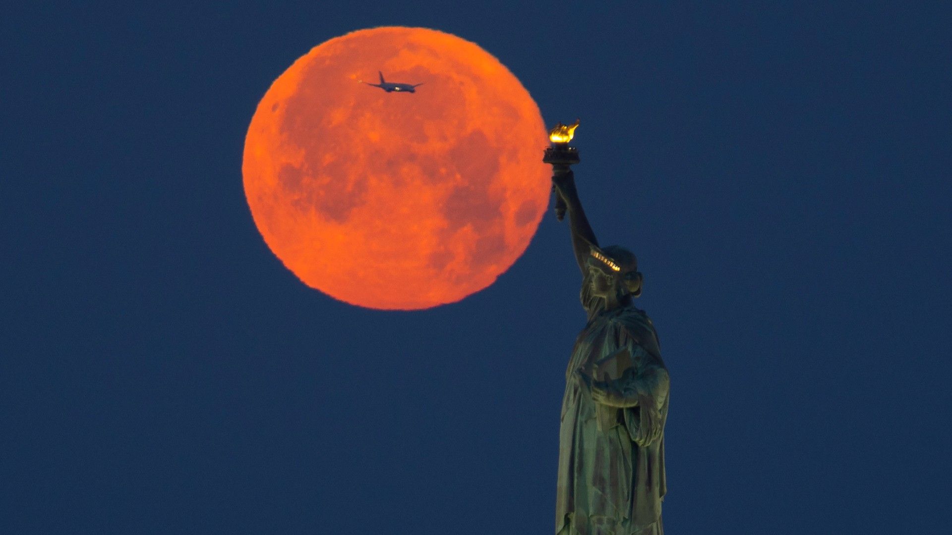 1920x1080 Strawberry Moon of June 2023 sweetens the night sky in amazing photo