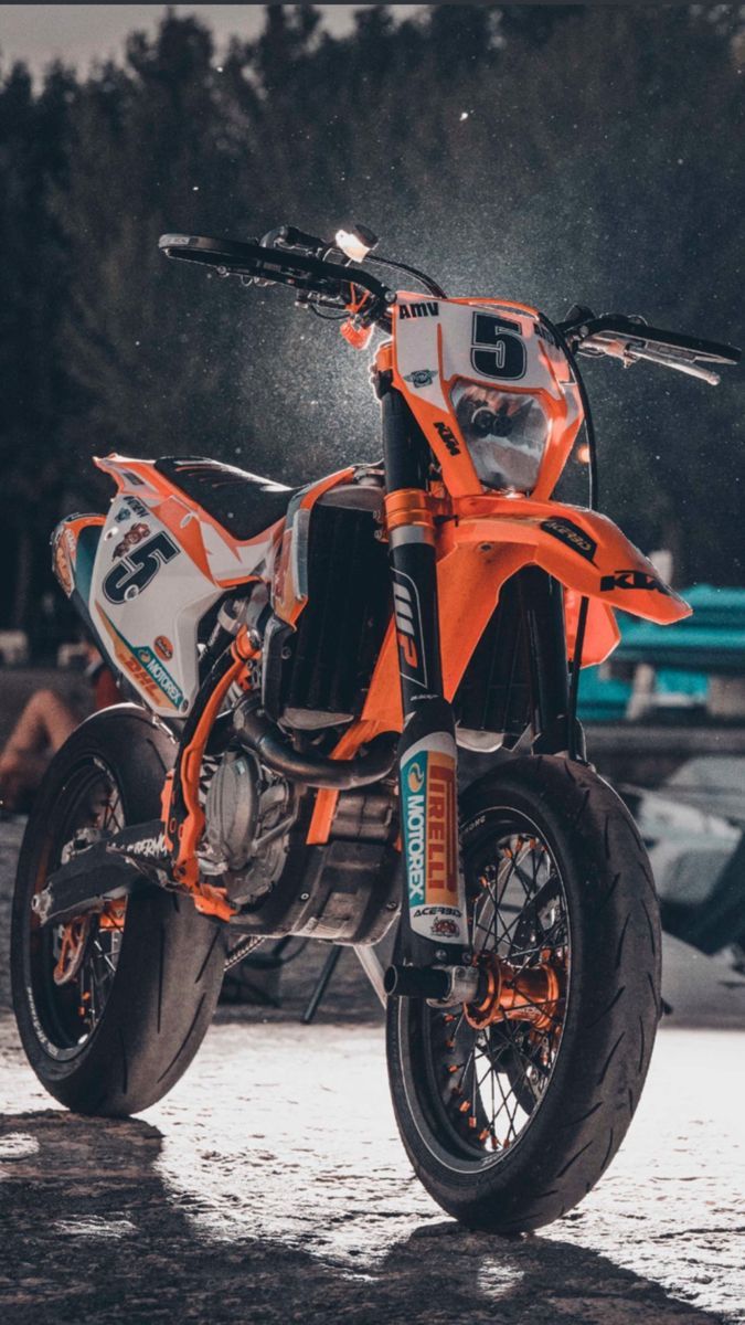 675x1200 Orange and Black Motorcycle in the Rain. Ragazza da moto da cross, Ragazza motociclista, Sfondi