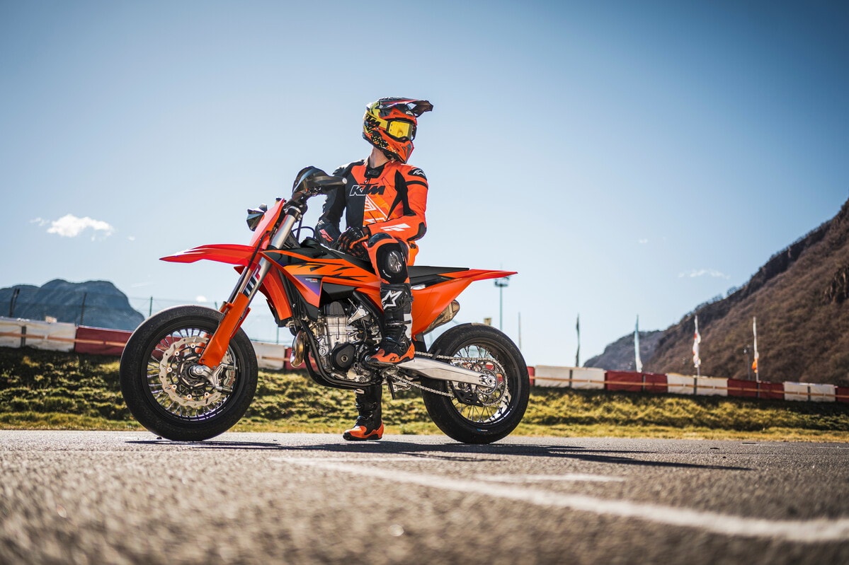 1199x799 KTM 450 SMR Comes Back as an Even More Unforgiving Supermoto