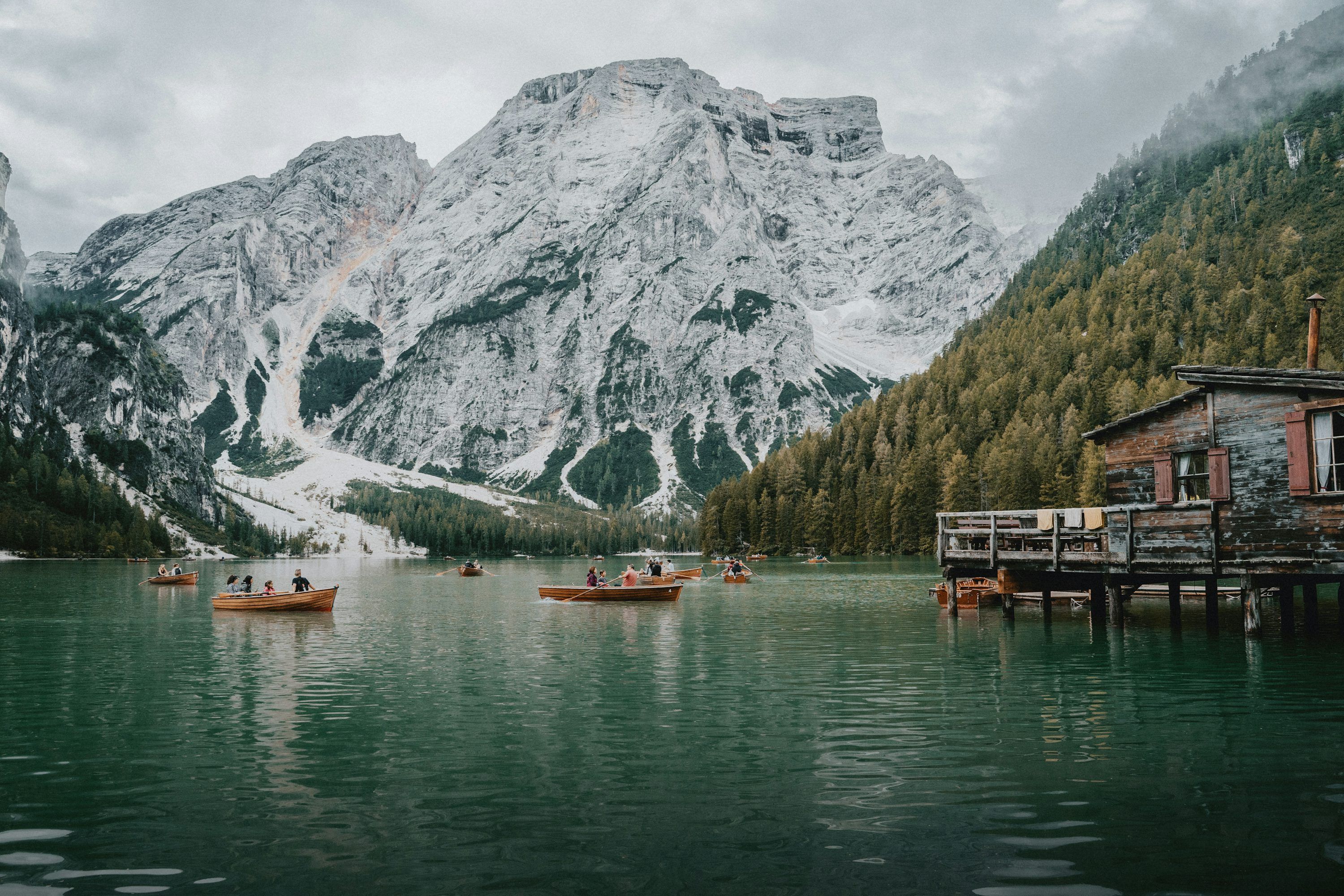 3000x2000 A group of boats floating on top of a lake photo