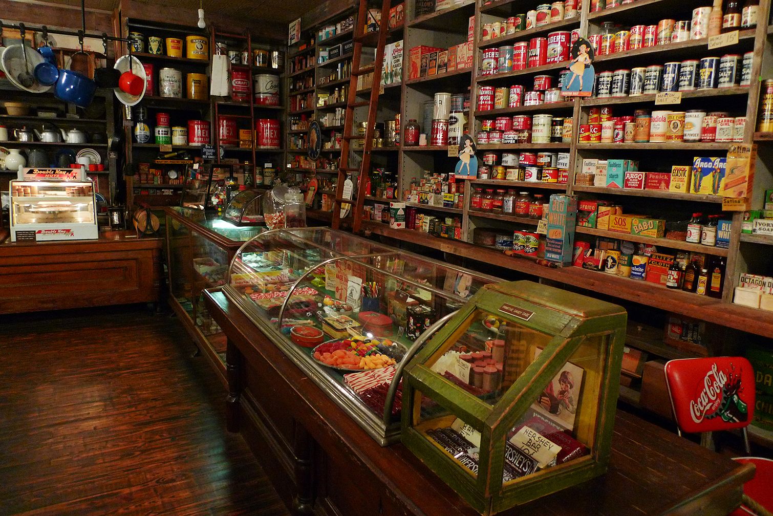 1510x1008 General Store Wallpaper