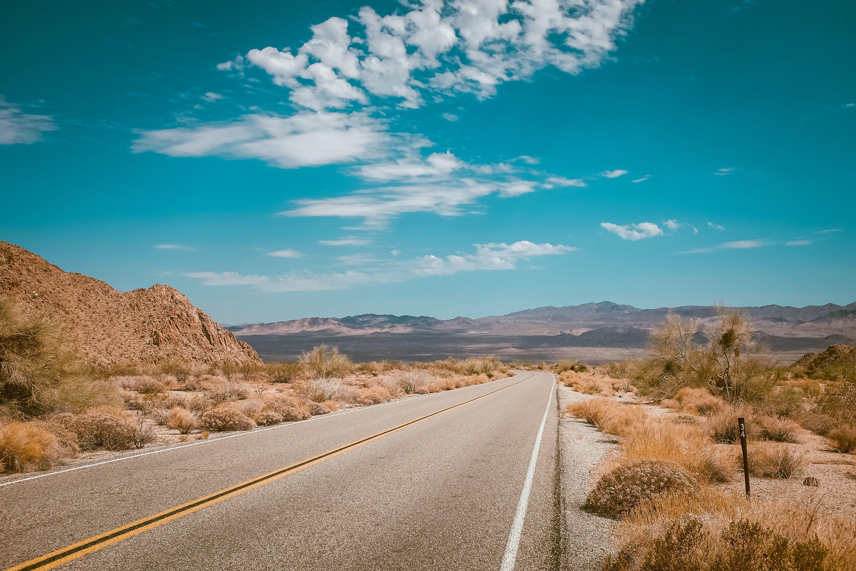 Desert road. Пустыня США Невада трасса. Дорога в пустыне. Пустыня с дорогой. Пустая дорога.