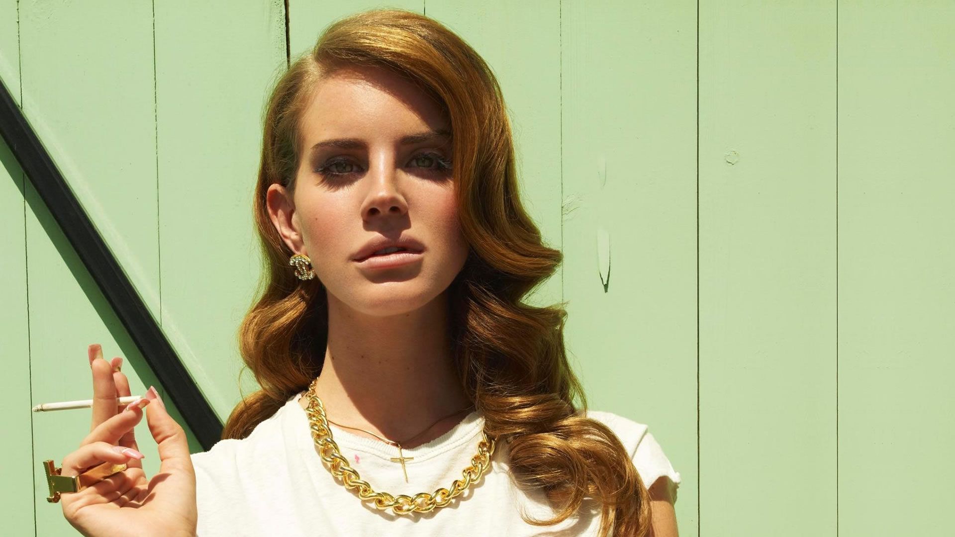 1920x1080 Lana Del Rey smoking a cigarette Desktop wallpaper 1024x768