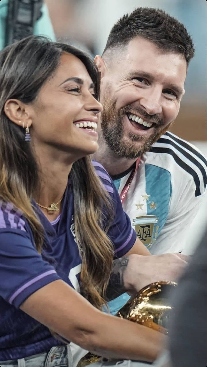 720x1277 Antonela Roccuzzo & Lionel Messi