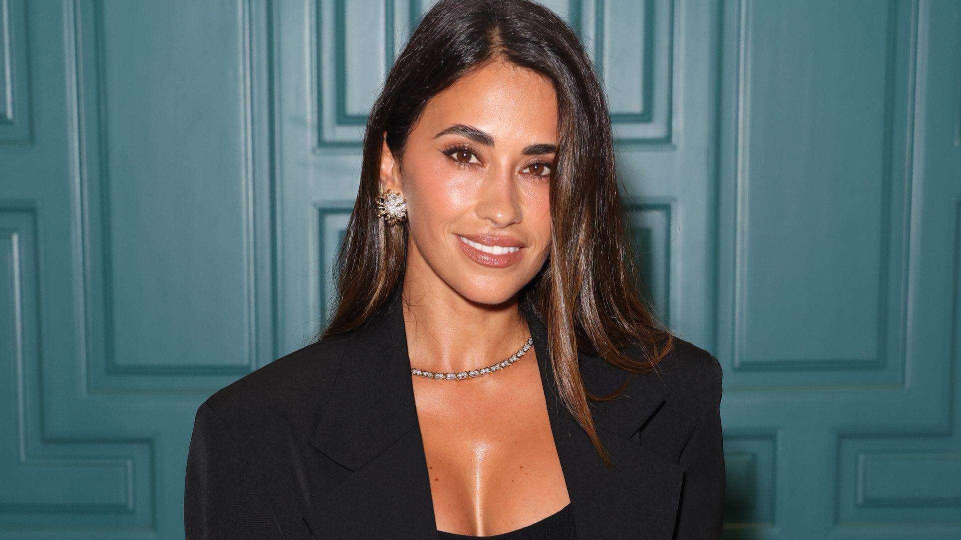1920x1080 Antonela Roccuzzo stuns in chic Miami Beach photohoot
