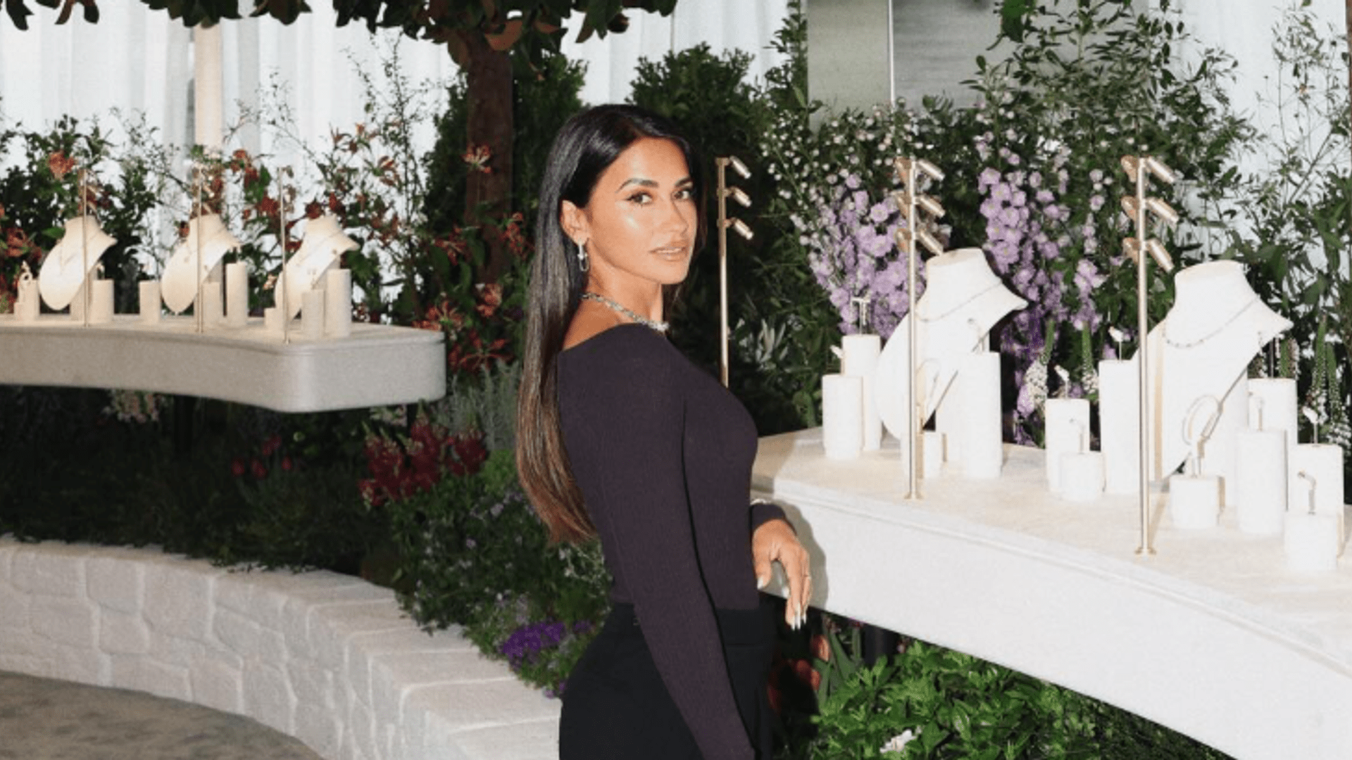 1920x1080 Antonela Roccuzzo brings back structured shoulders while wearing a LBD