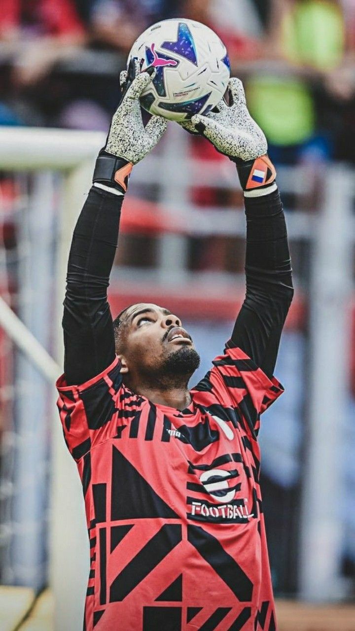 720x1280 Mike Maignan