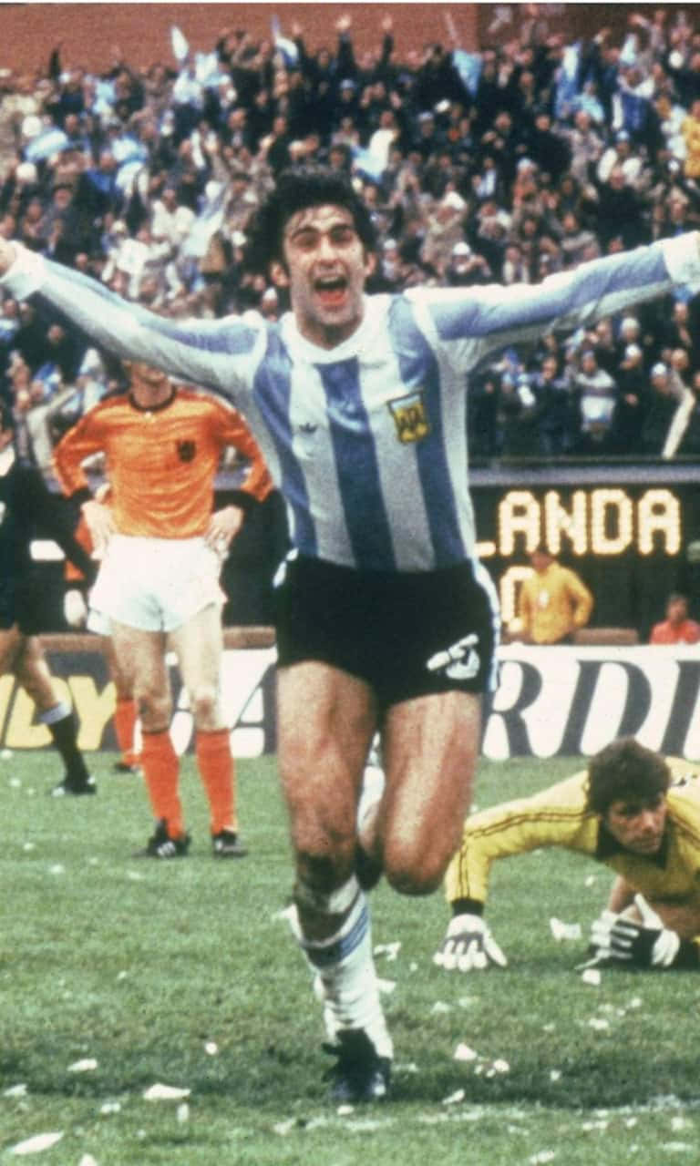 768x1280 Download Best Football Athlete Mario Kempes Wallpaper
