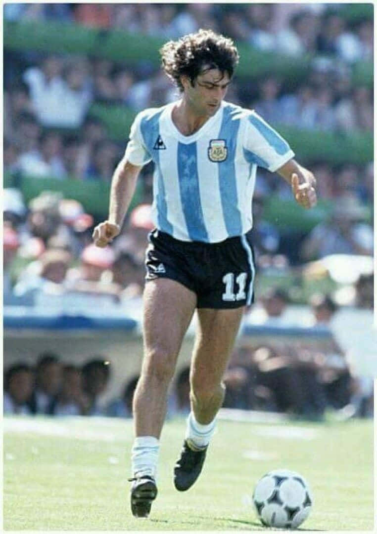 762x1081 Download Football Star Athlete Mario Kempes Wallpaper