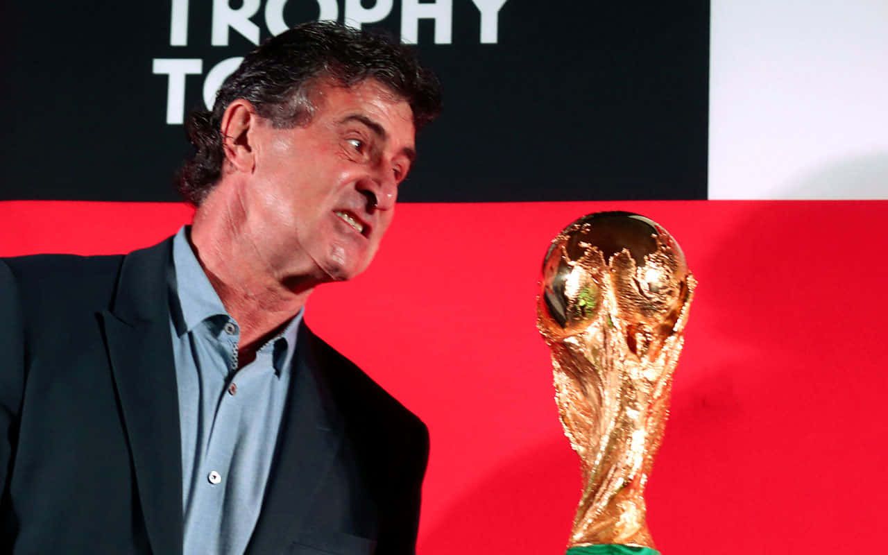 1280x800 Download Legendary Footballer Mario Kempes Holding FIFA World Cup Trophy Wallpaper
