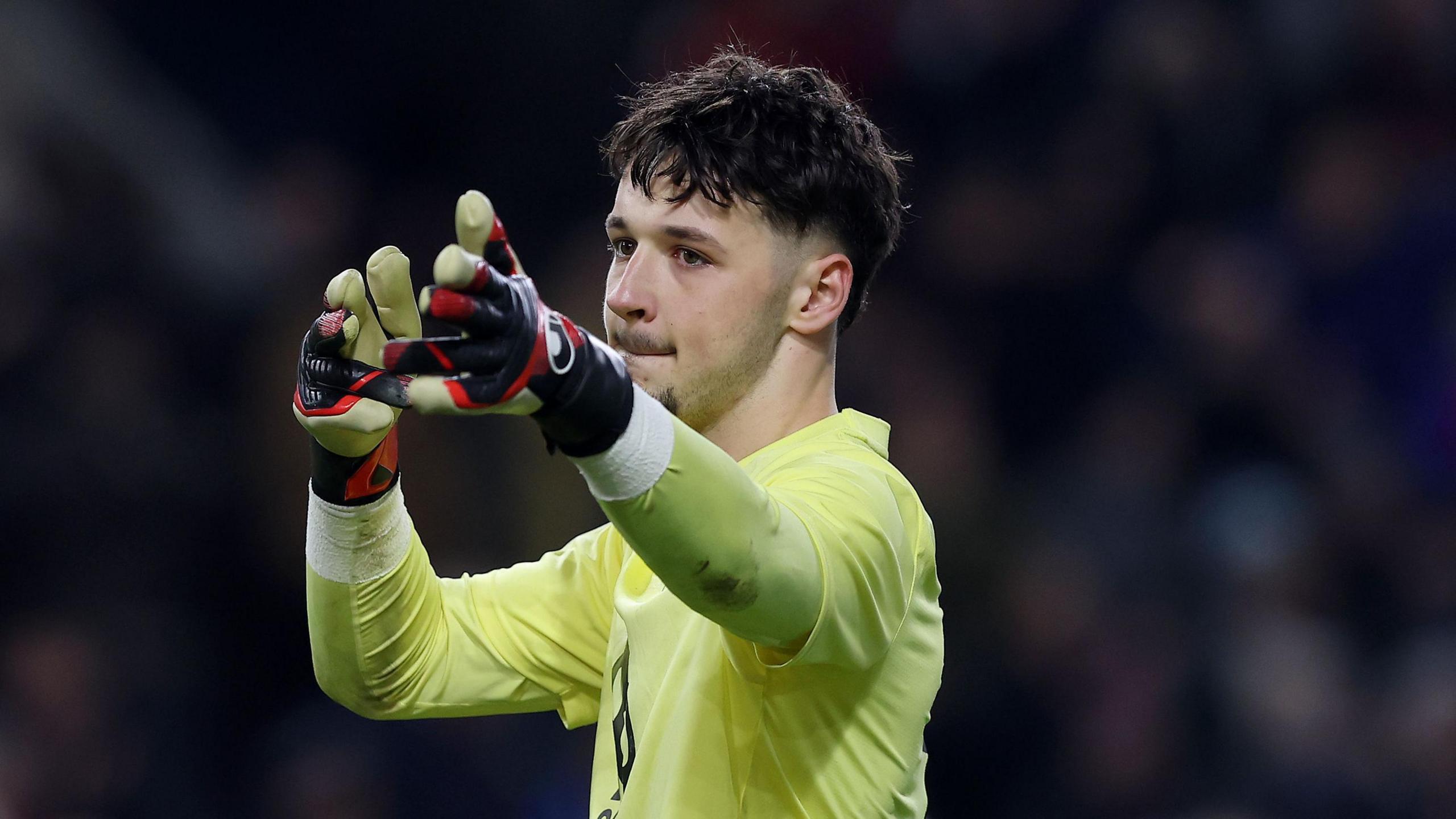 2560x1440 Burnley: James Trafford is heading for the very top, says Scott Parker